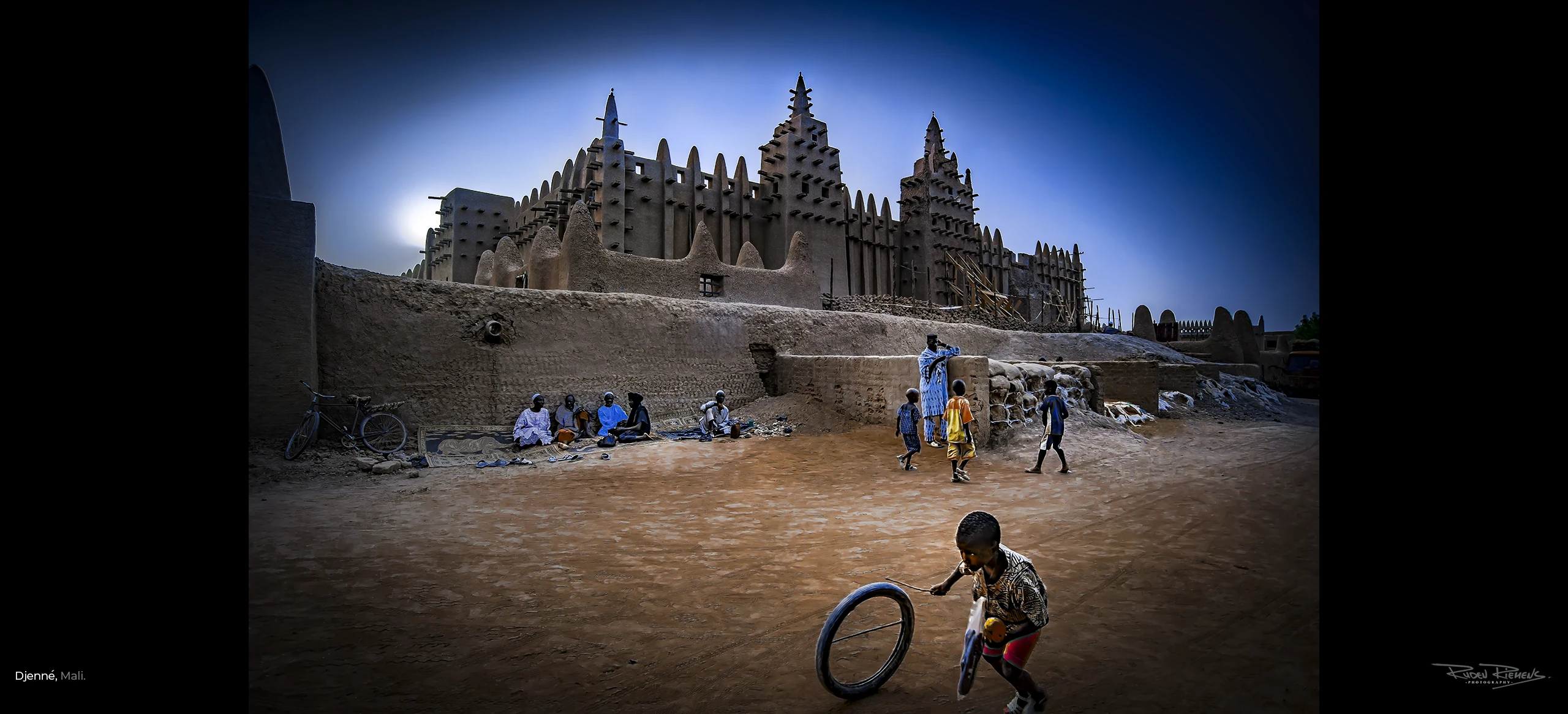 Straatfotografie van de lemen Moskee in Djenné in Mali, Ruden Riemens Photography Onderweg.