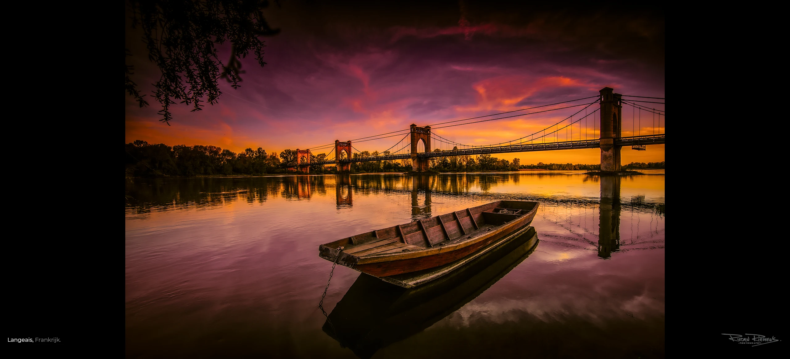 Reisfotografie, bootje bij brug bij zonsondergang in Langeais Frankrijk, Ruden Riemens Photography.