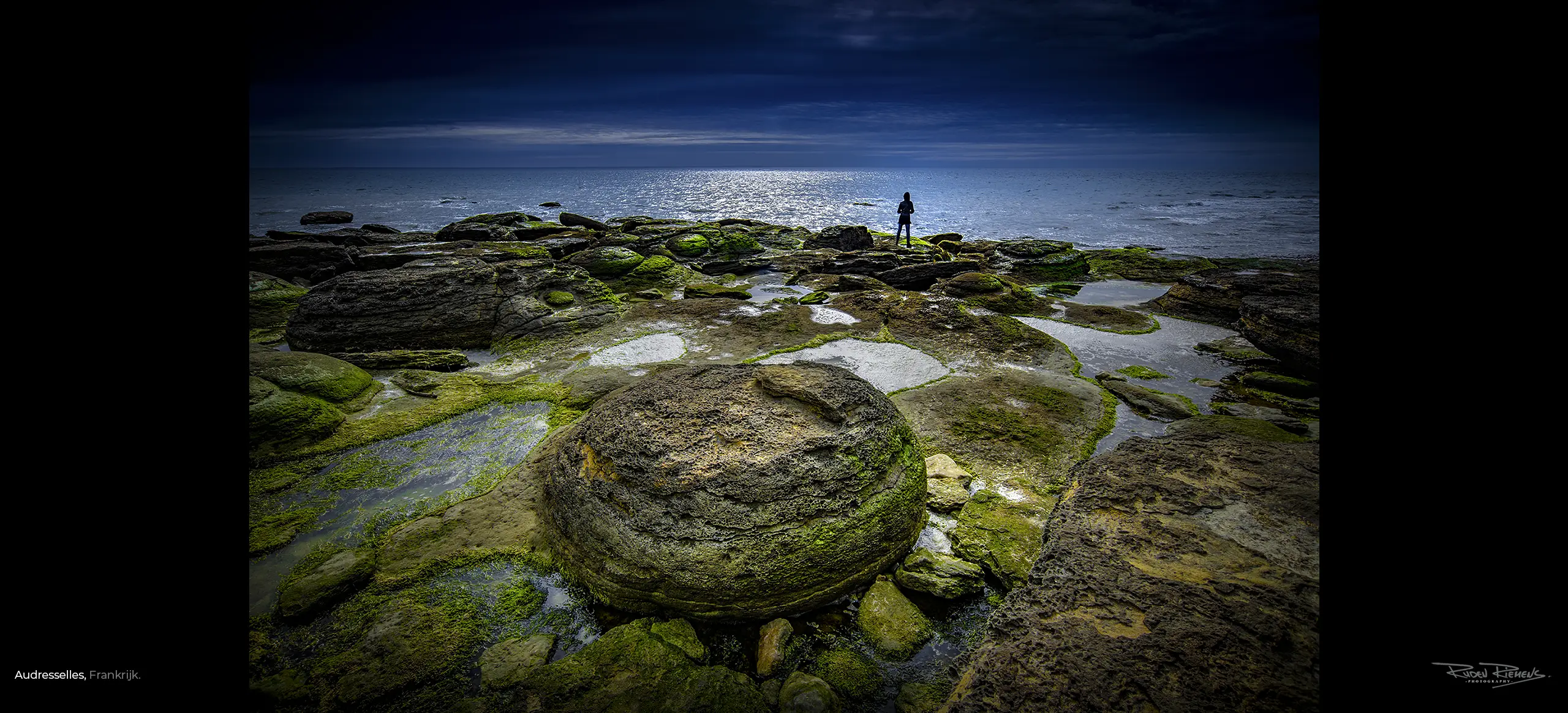 Steenformatie bij de zee aan de kust bij Audresselles Frankrijk, Ruden Riemens Fotografie Onderweg.