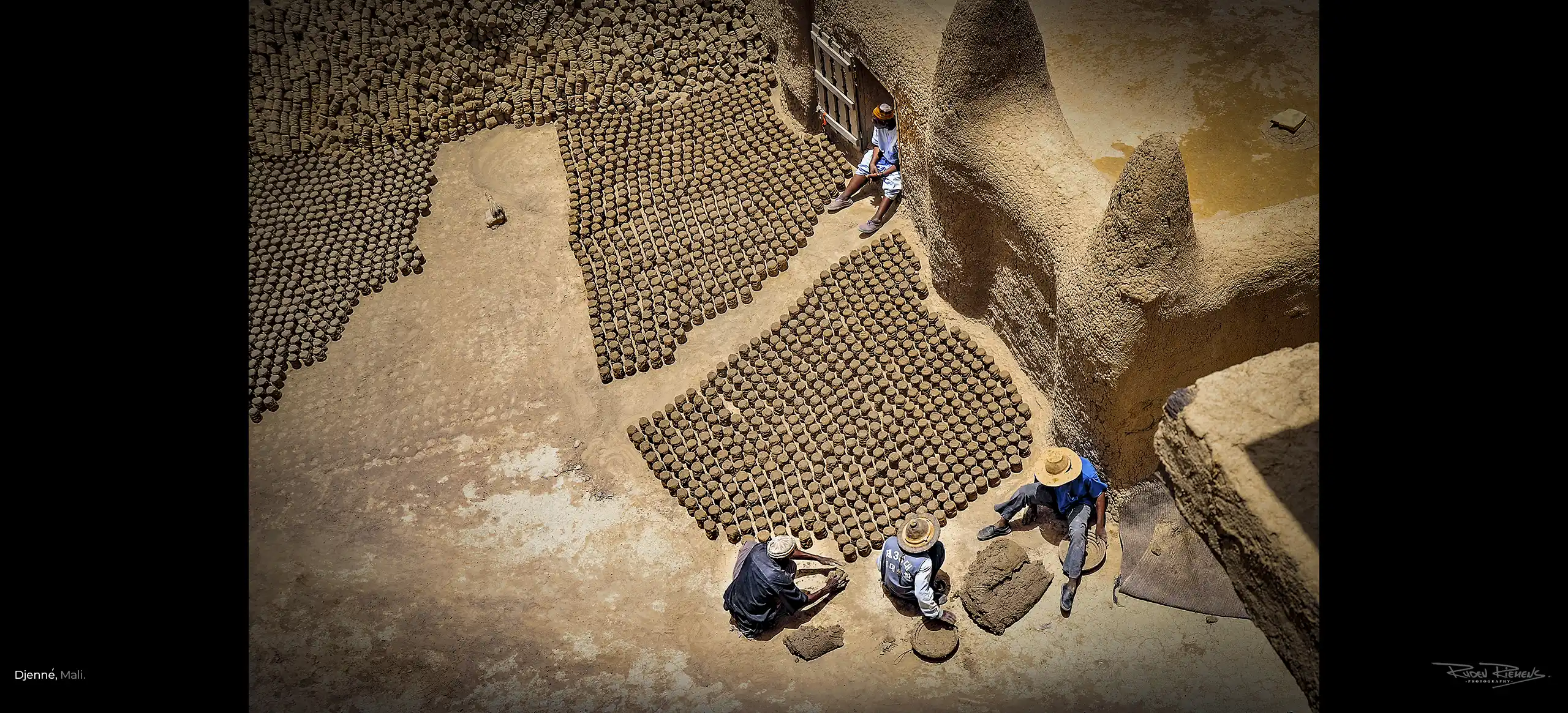 Mannen aan het werk in steenfabriek van leem in Djenné Mali, Ruden Riemens Photography Onderweg.