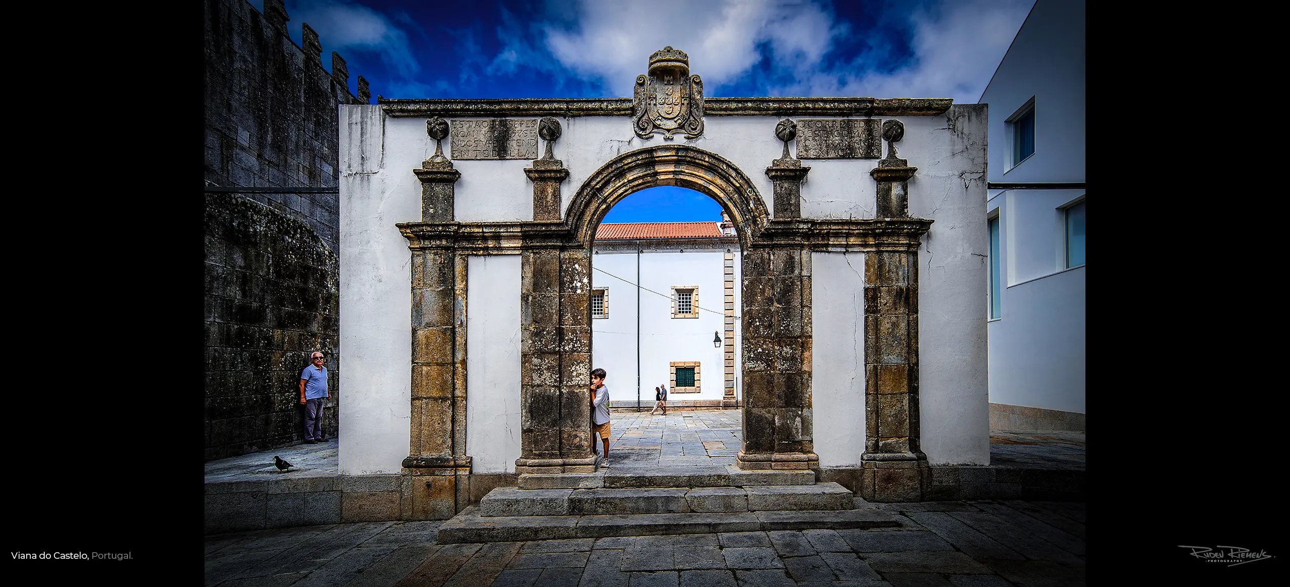 Stadsmuur met jongetje in Viana do Castelo Portugal, reisfotografie van Ruden Riemens.