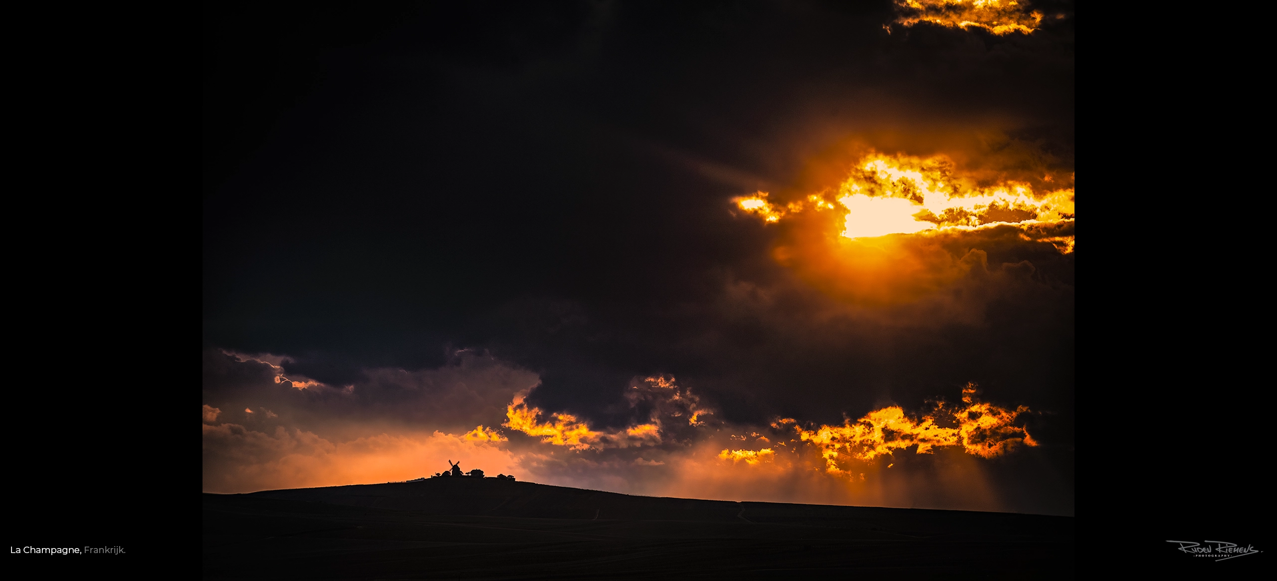 Avondlandschap met molen in La Champagne Frankrijk Ruden Riemens Photography Onderweg.