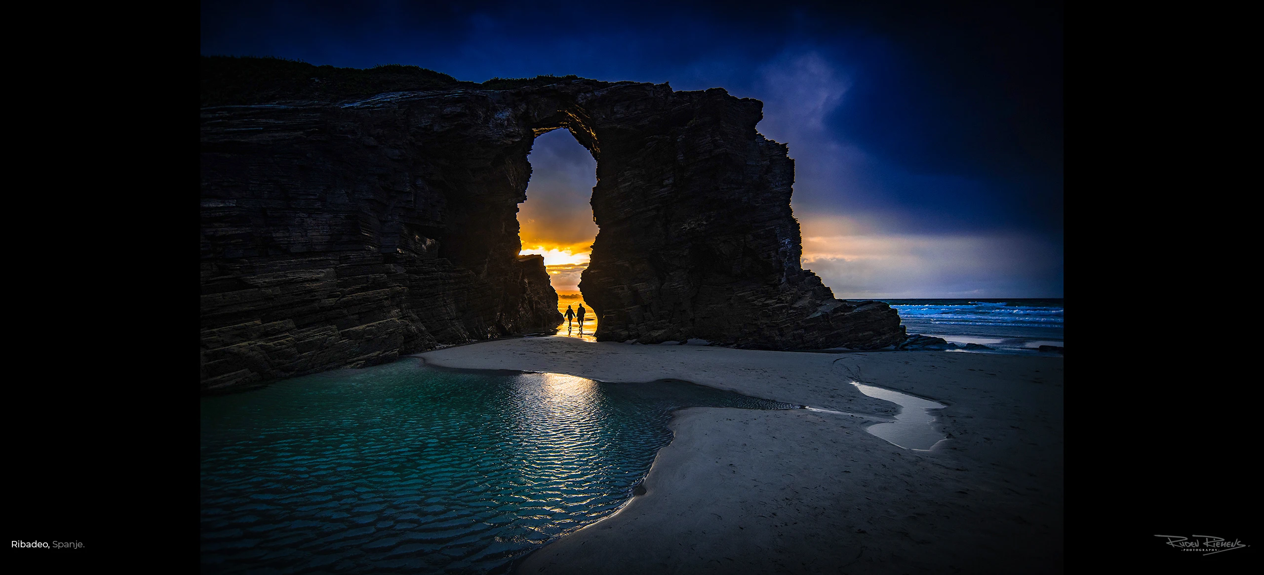 Zonsondergang op het kathedraalstrand van Ribadeo Spanje, prachtige kunst aan de muur, Ruden Riemens Photography Onderweg.