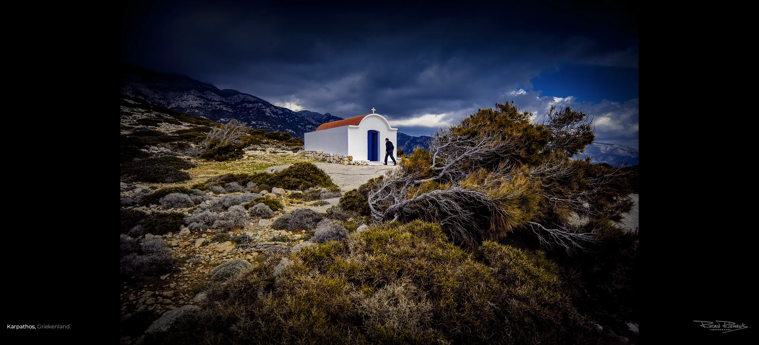 Kerkbezoek in de bergen van Karpathos Griekenland, door Ruden Riemens Photography, www.rudenriemens.com.