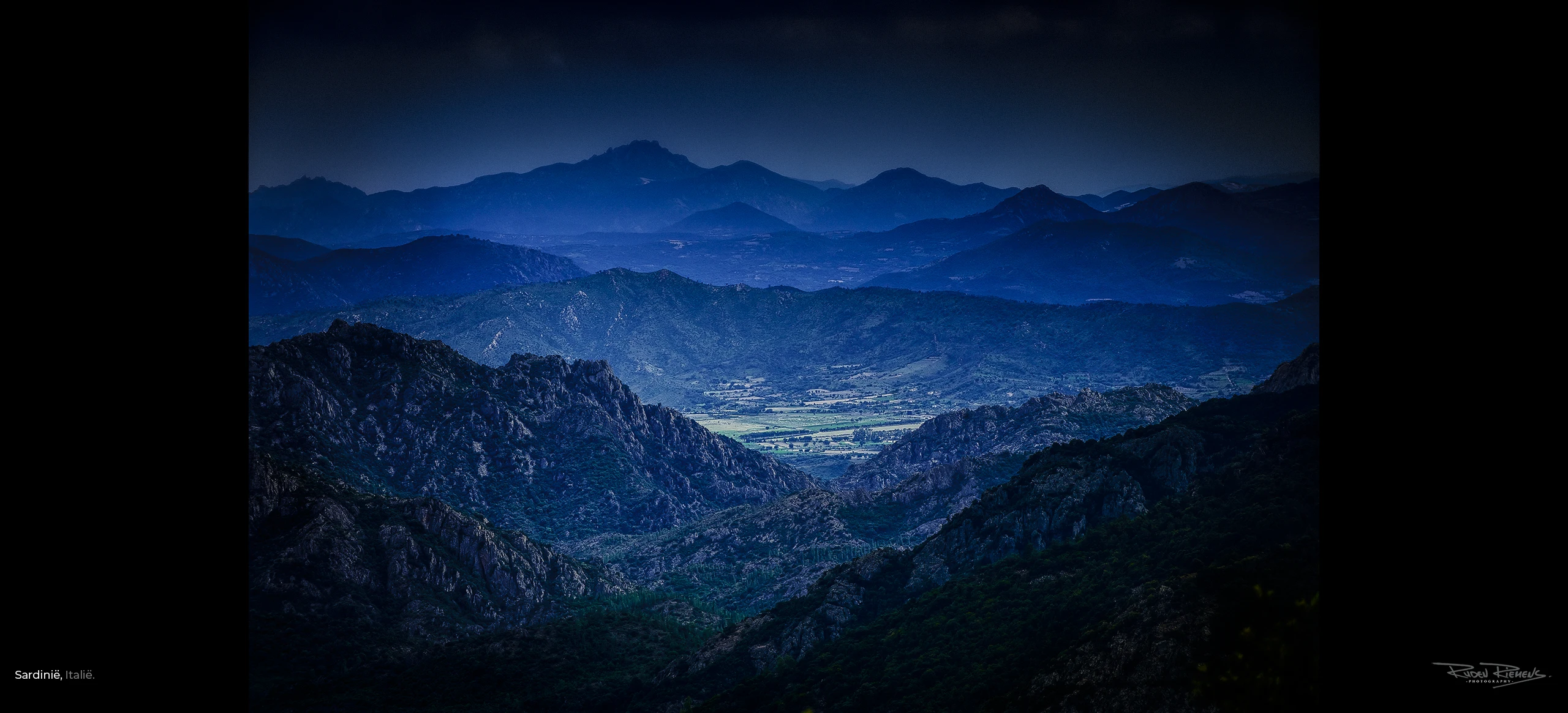 Bergen met dal in blauw avondlicht op reis gefotografeerd door Ruden Riemens Photography in Sardinië Italië.