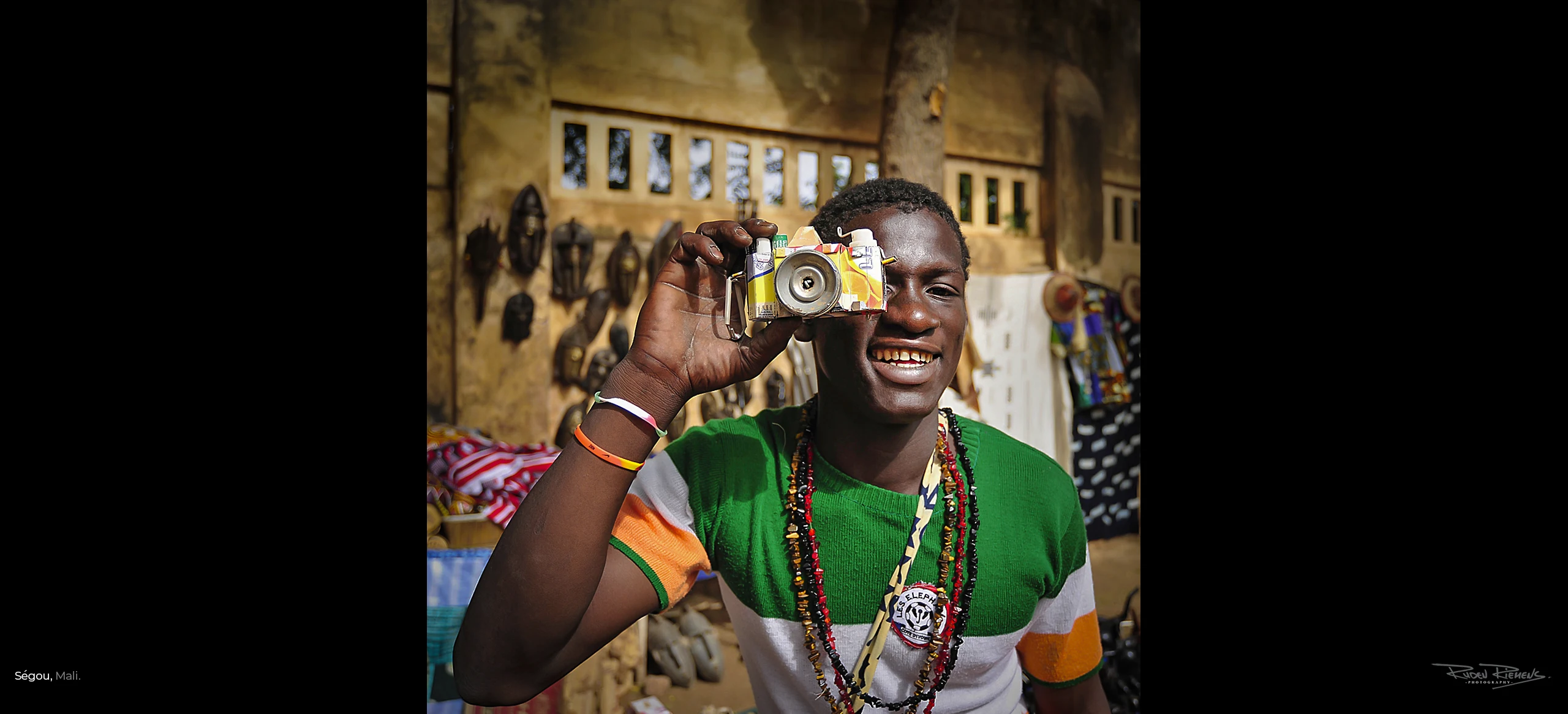 Foto van camerabouwer op markt in Ségou Mali, reisfotografie door Ruden Riemens Photography.