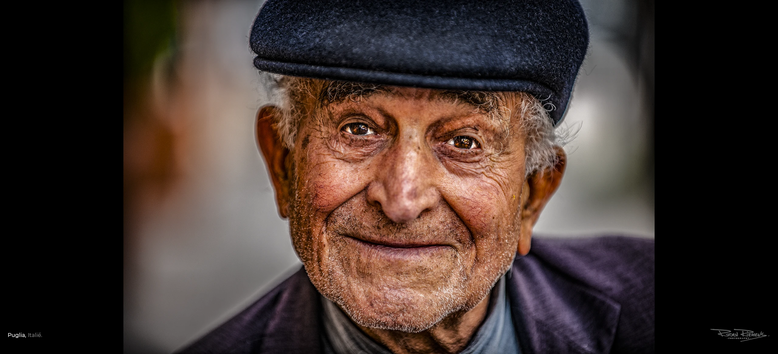 Portret van oude man in de straten van Puglia Italië, straatfotografie van Ruden Riemens.