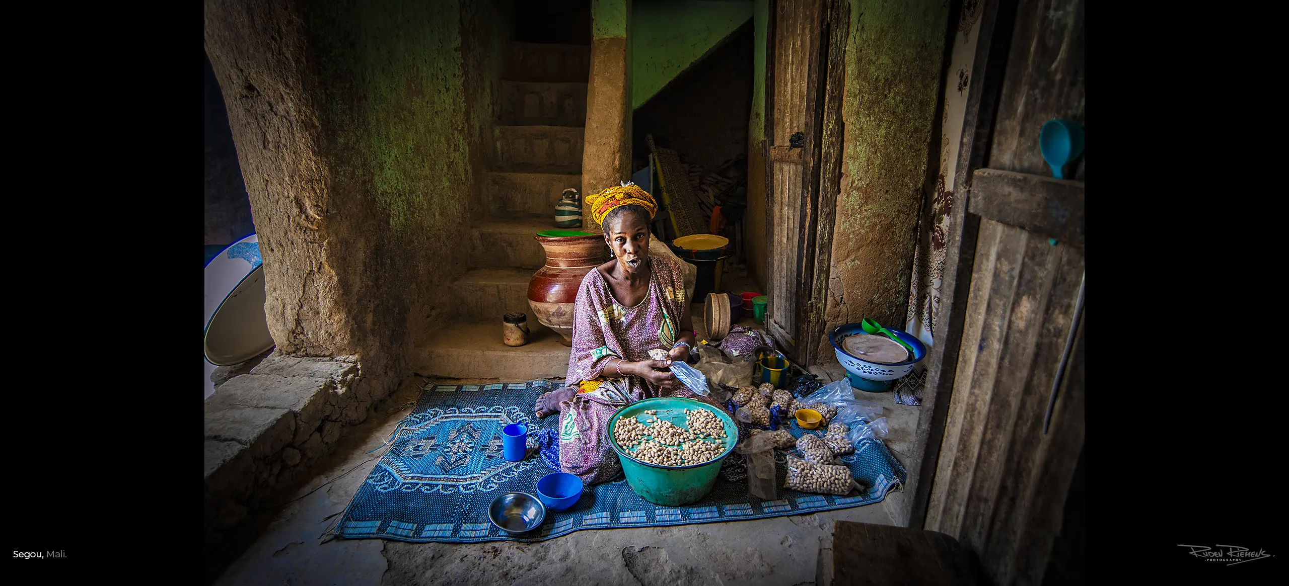 Portret van notenverkoopster in haar huis in Ségou Mali, Ruden Riemens Reisfotografie.