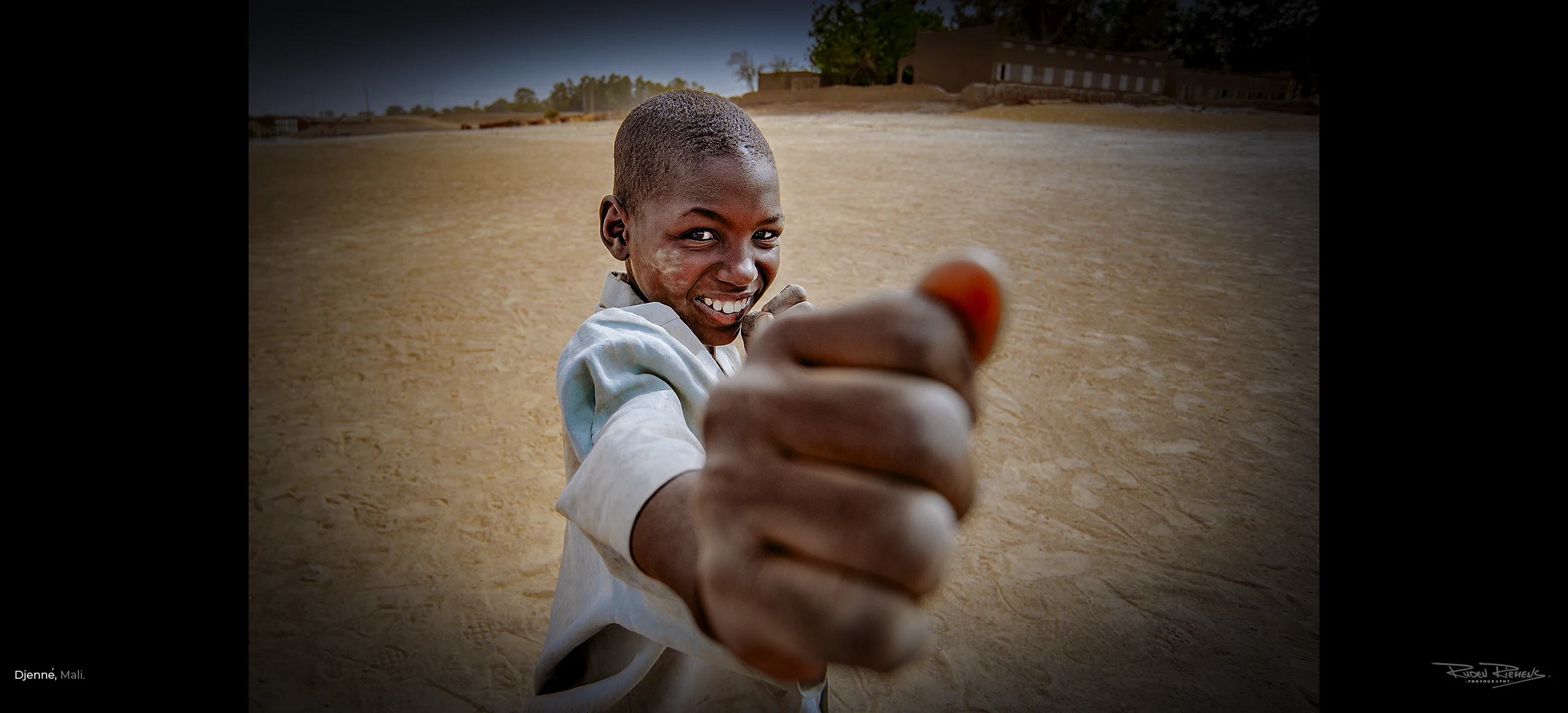 Jonge bokser op straat gefotografeerd in Djenné Mali door Ruden Riemens Photography Onderweg.