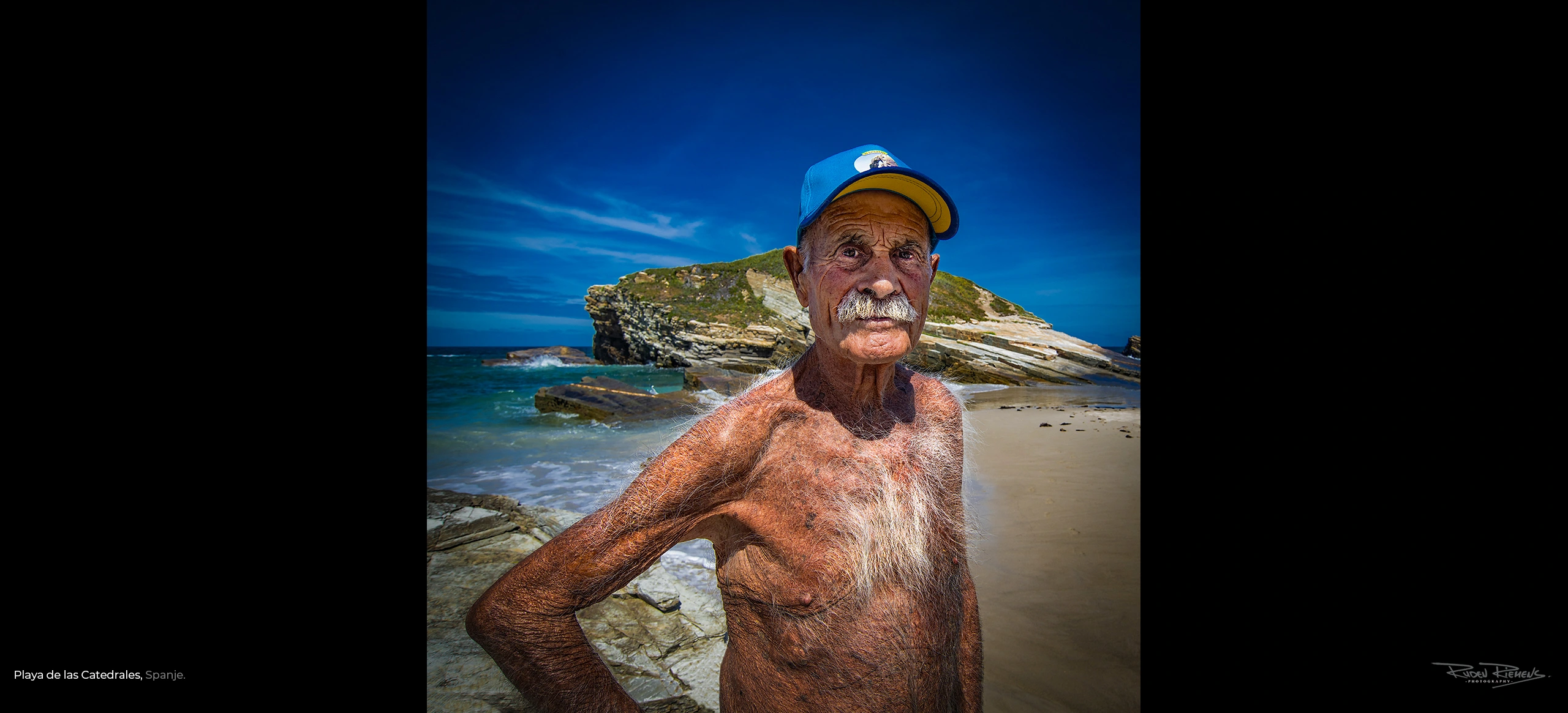 Playa de las Catedrales Spanje, portret van een strandbezoeker op leeftijd, Ruden Riemens Photography Onderweg.