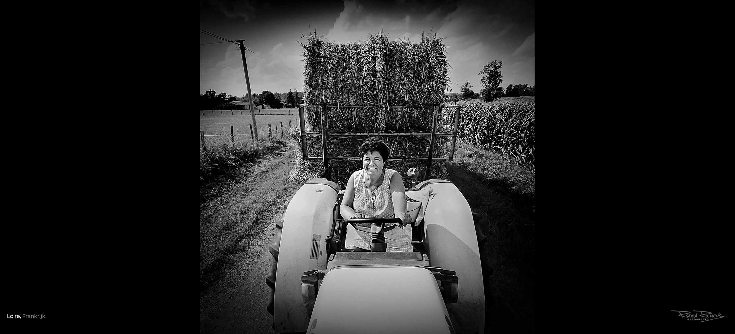 Boerin op traktor met hooi in de Loire Frankrijk, reisfotografie van Ruden Riemens Photography.