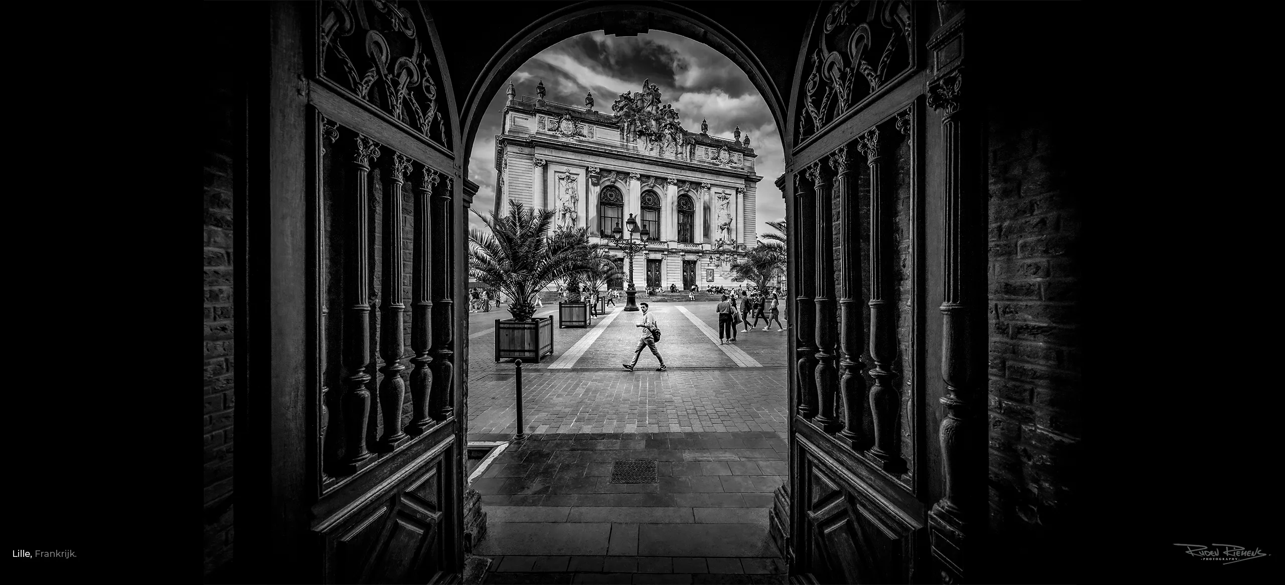 Dit straatbeeld geeft een doorkijkje op Opéra de Lille Frankrijk, reisfotografie door Ruden Riemens Fotografie.