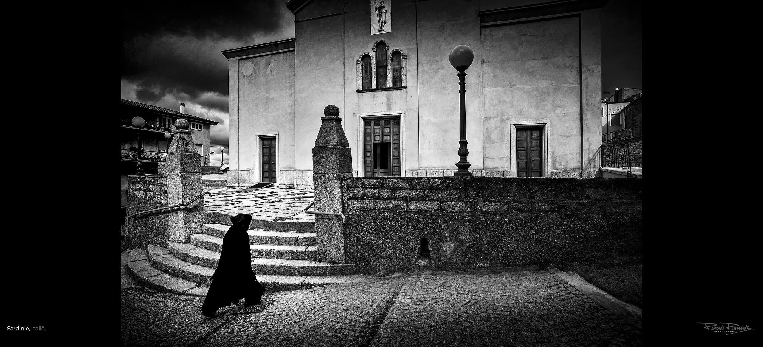 Ruden Riemens fotografeerde een kerkbezoekster in een dorp op Sardinië Italië, www.rudenriemens.com.