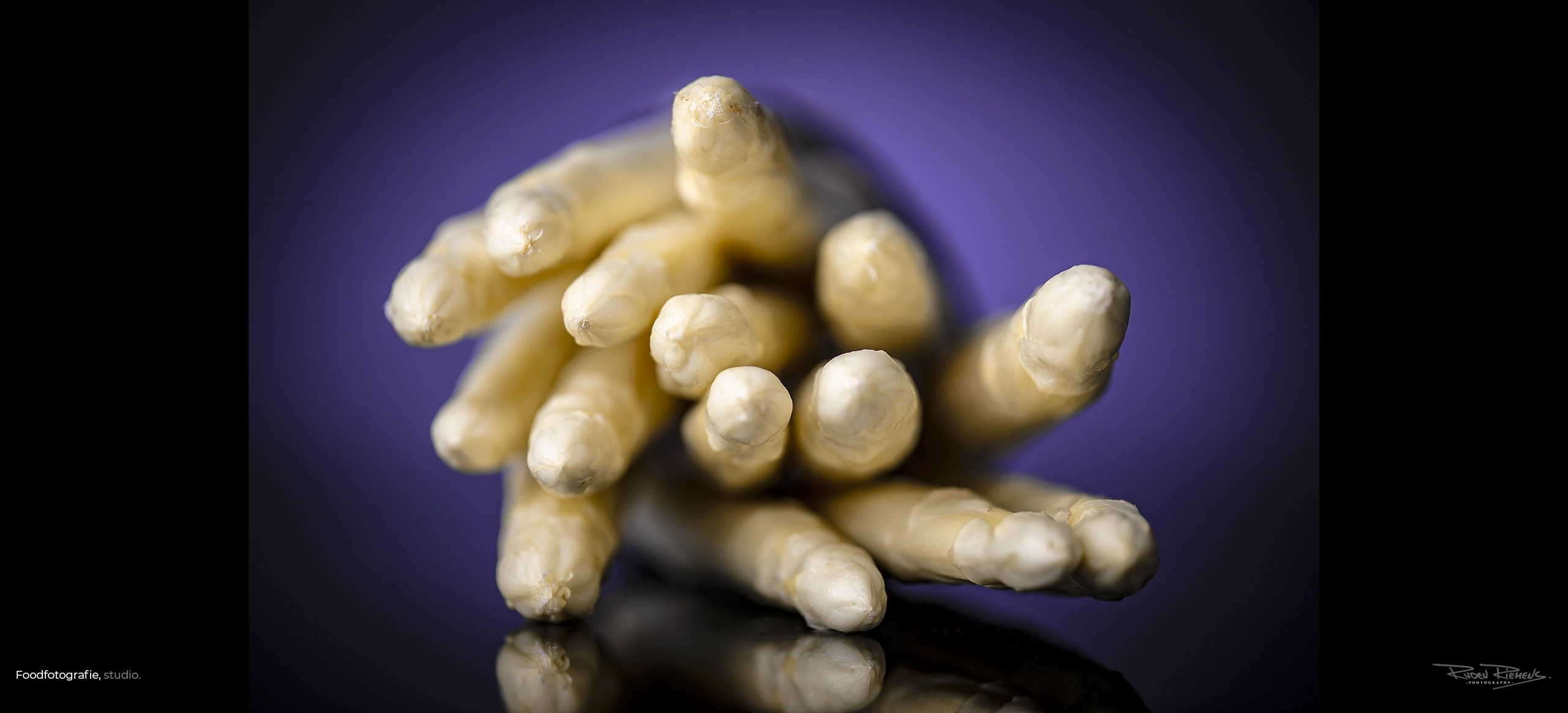 Asperges voor paarse achtergrond, gemaakt door Ruden Riemens fotograaf.