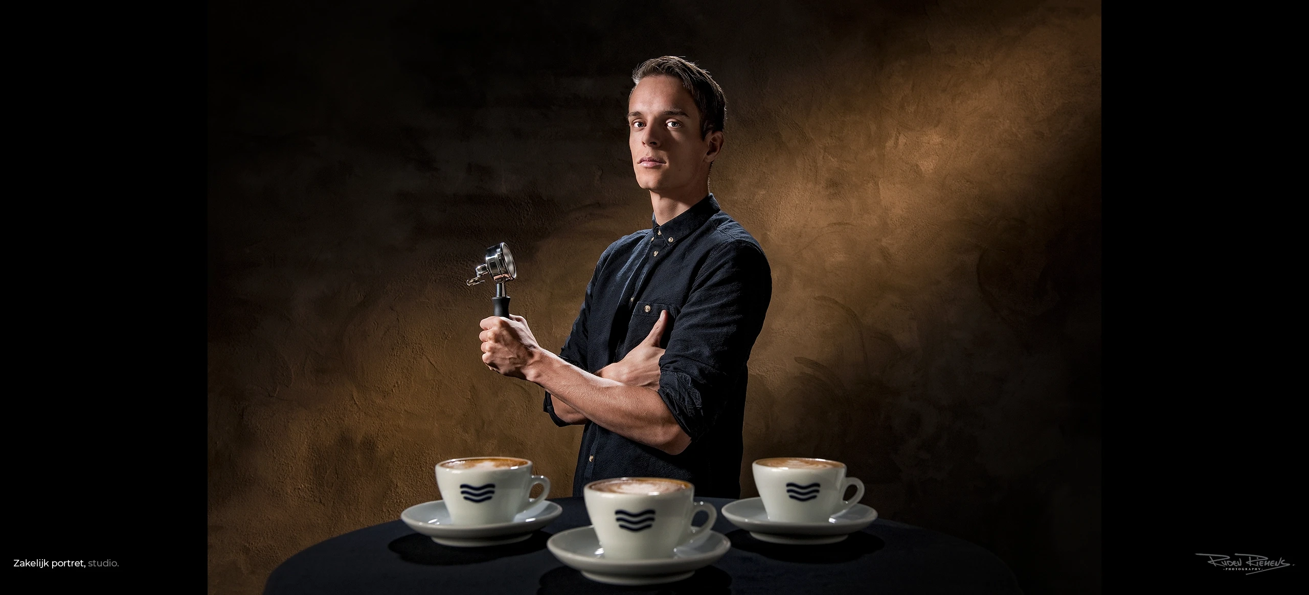 Zakelijk portret van de uit Zierikzee afkomstige Rob Clarijs, beste barista ter wereld, gefotografeerd door Ruden Riemens Photography.