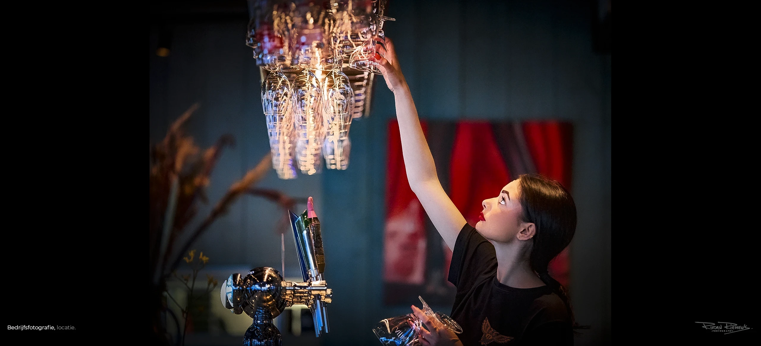 Barmedewerkster aan het werk in Café Cliché in Middelburg, Bedrijfsfotografie door Ruden Riemens.