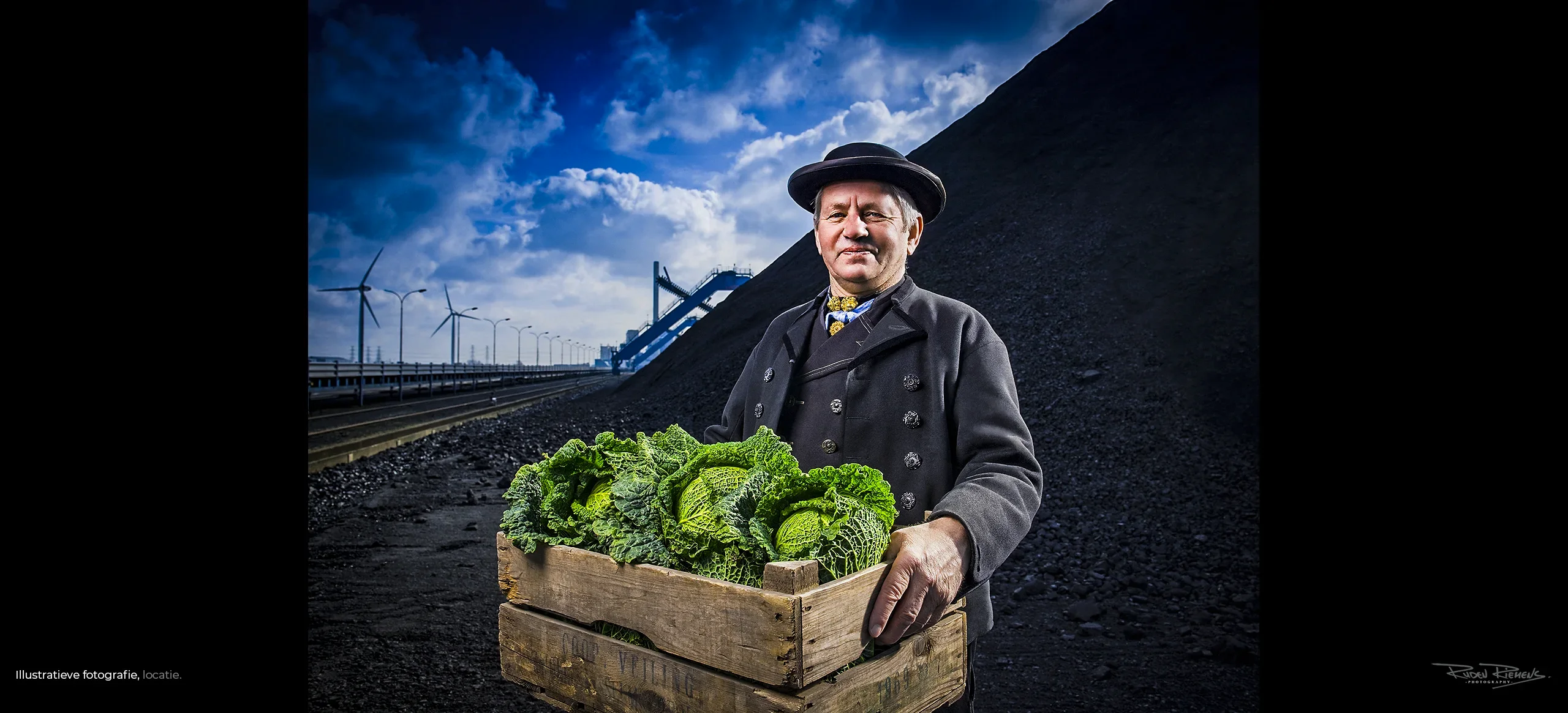 Boer in Zeeuwse klederdracht met kist groene kool op kolenberg Vlissingen-Oost, Ruden Riemens Photography Opdracht Ruden Riemens Fotografie Opdracht