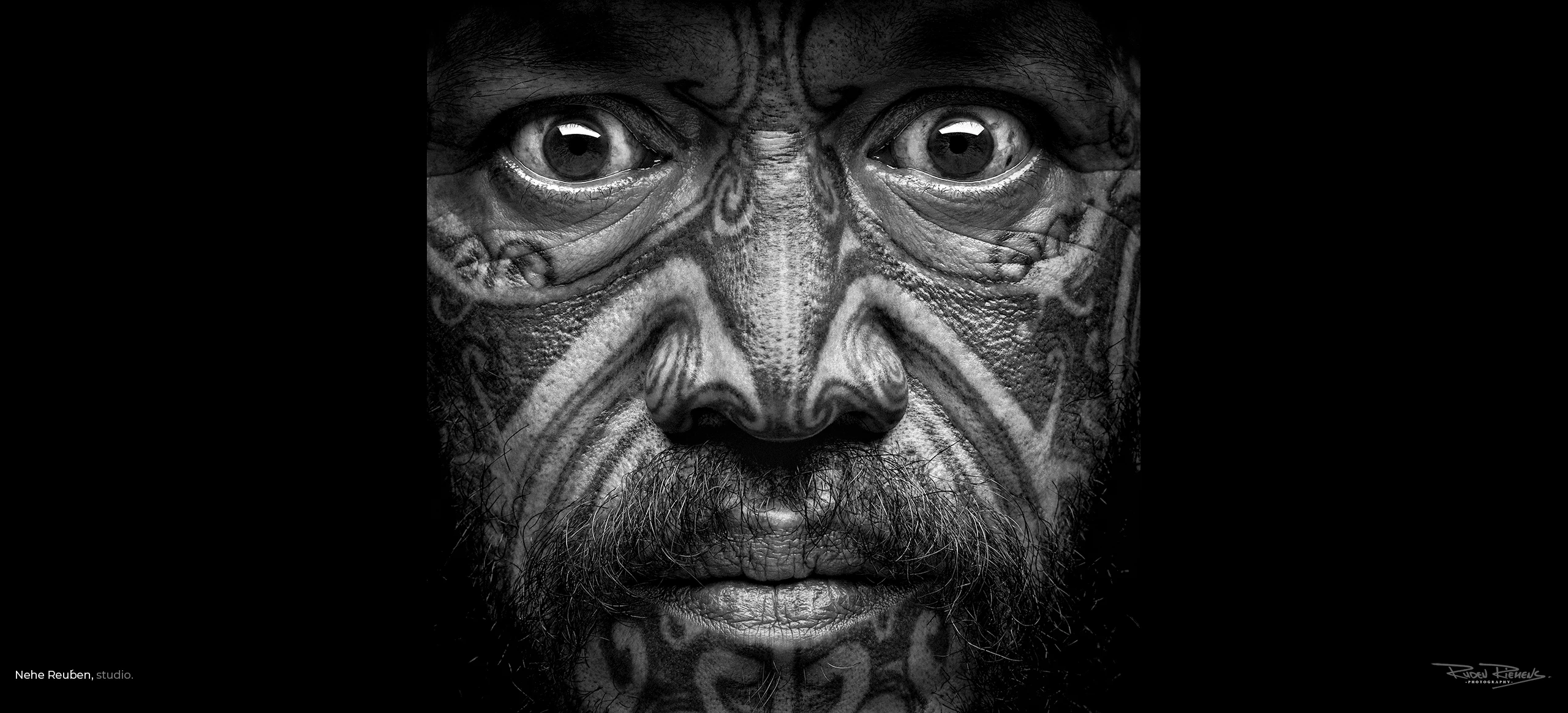 Portret van Maori man gefotografeerd door Ruden Riemens Fotografie portret Ruden Riemens Photography portrait.