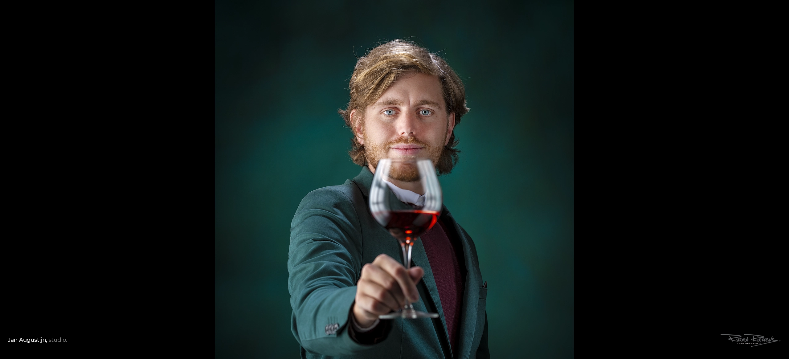 Zakelijk portret van vinoloog met glas wijn door Ruden Riemens Photography.