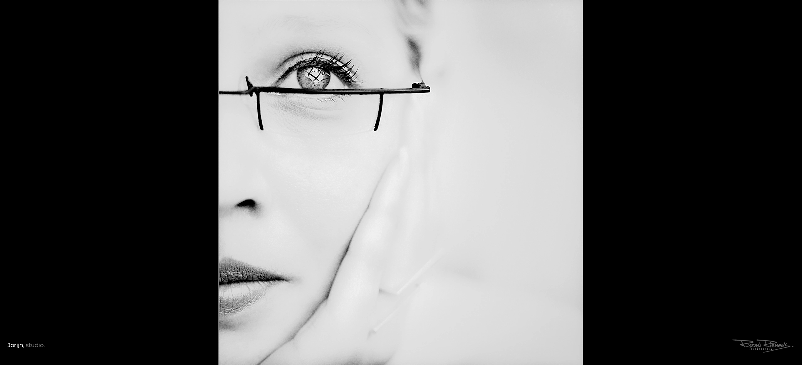 Oog in oog in de fotostudio van Ruden Riemens, de portretfotograaf van Zeeland.