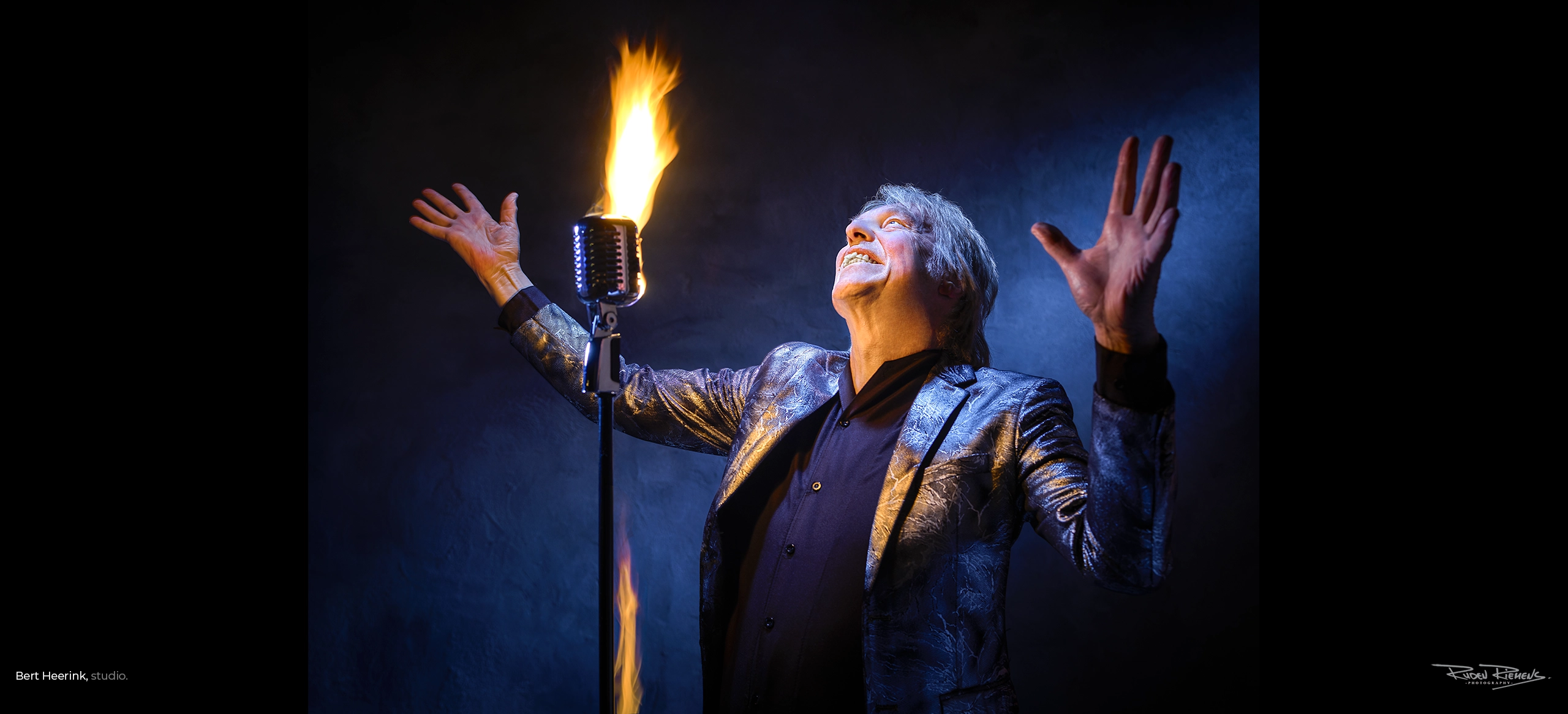 Portret van zanger Bert Heerink, lang geleden al wereldberoemd als zanger van Vandenberg met het nummer Burning Heart, gefotografeerd in de fotostudio van Ruden Riemens uit Middelburg.