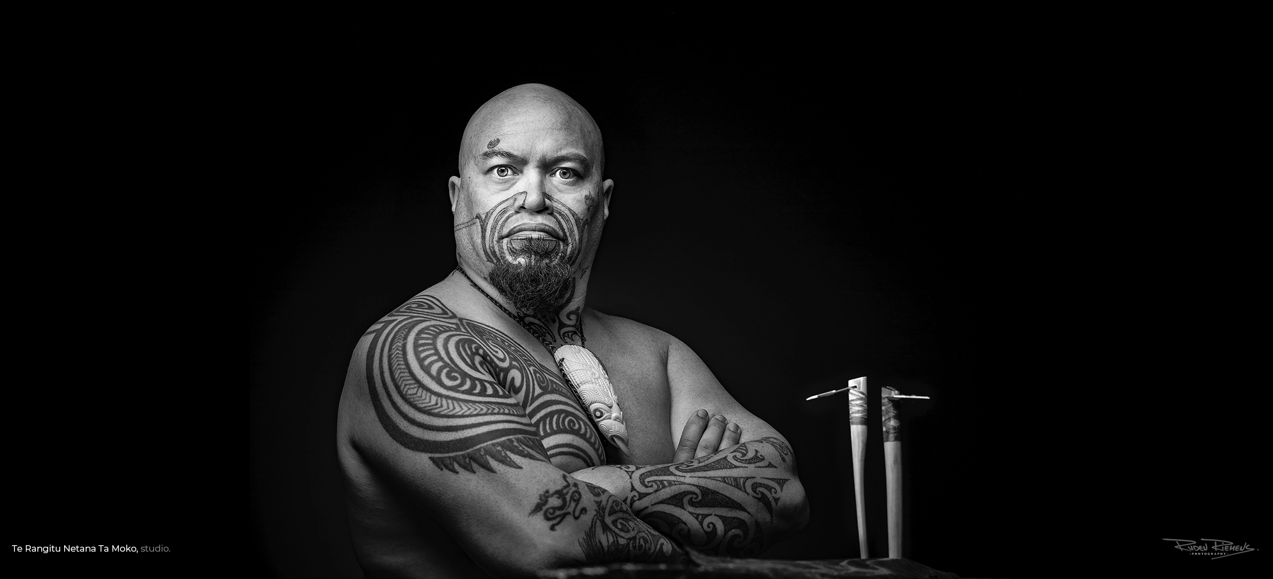 Zwart-wit portret van Maori tattoo artiest Te Rangitu Netana Ta Moko, gemaakt door Ruden Riemens Photography.