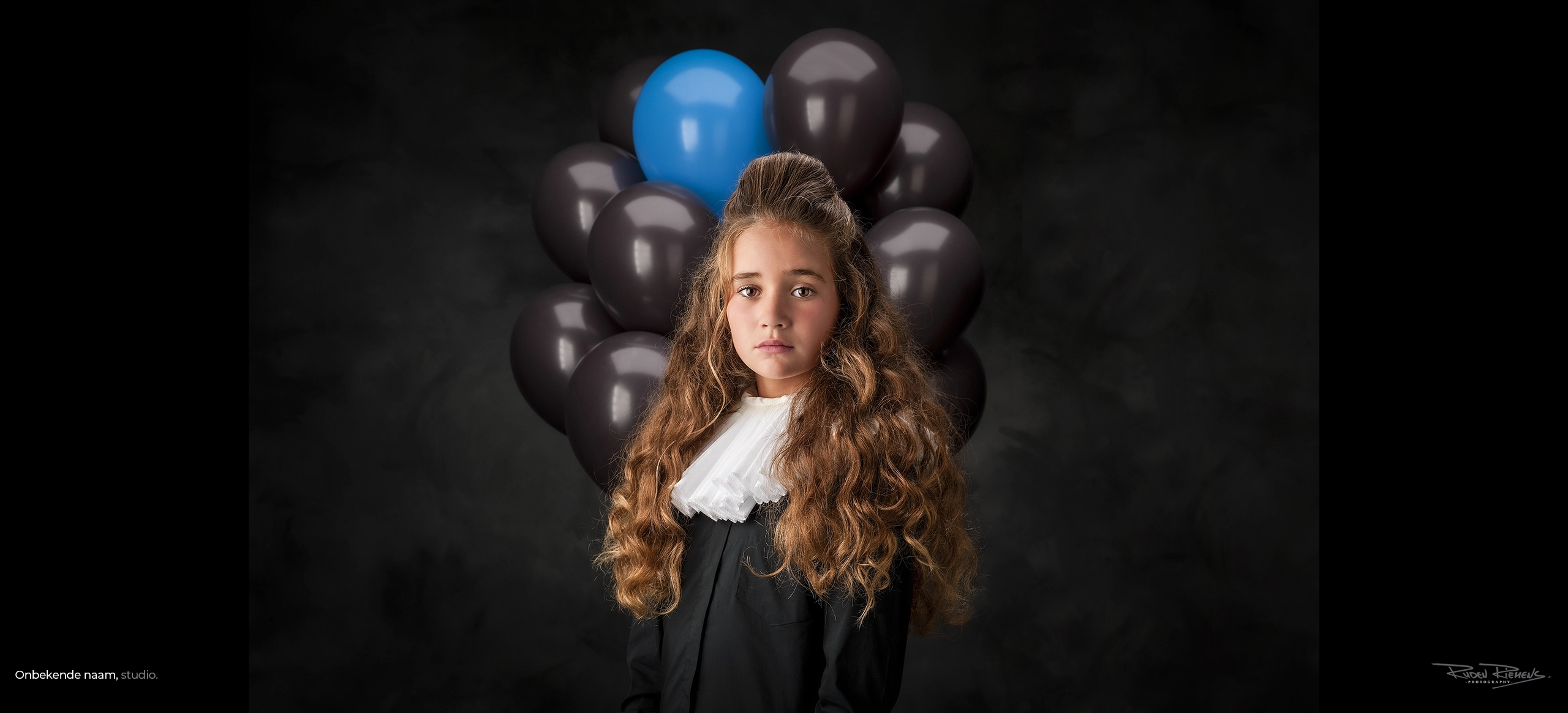 Studioportret van meisje met ballonnen door Ruden Riemens Fotografie portret Ruden Riemens Photography portrait.