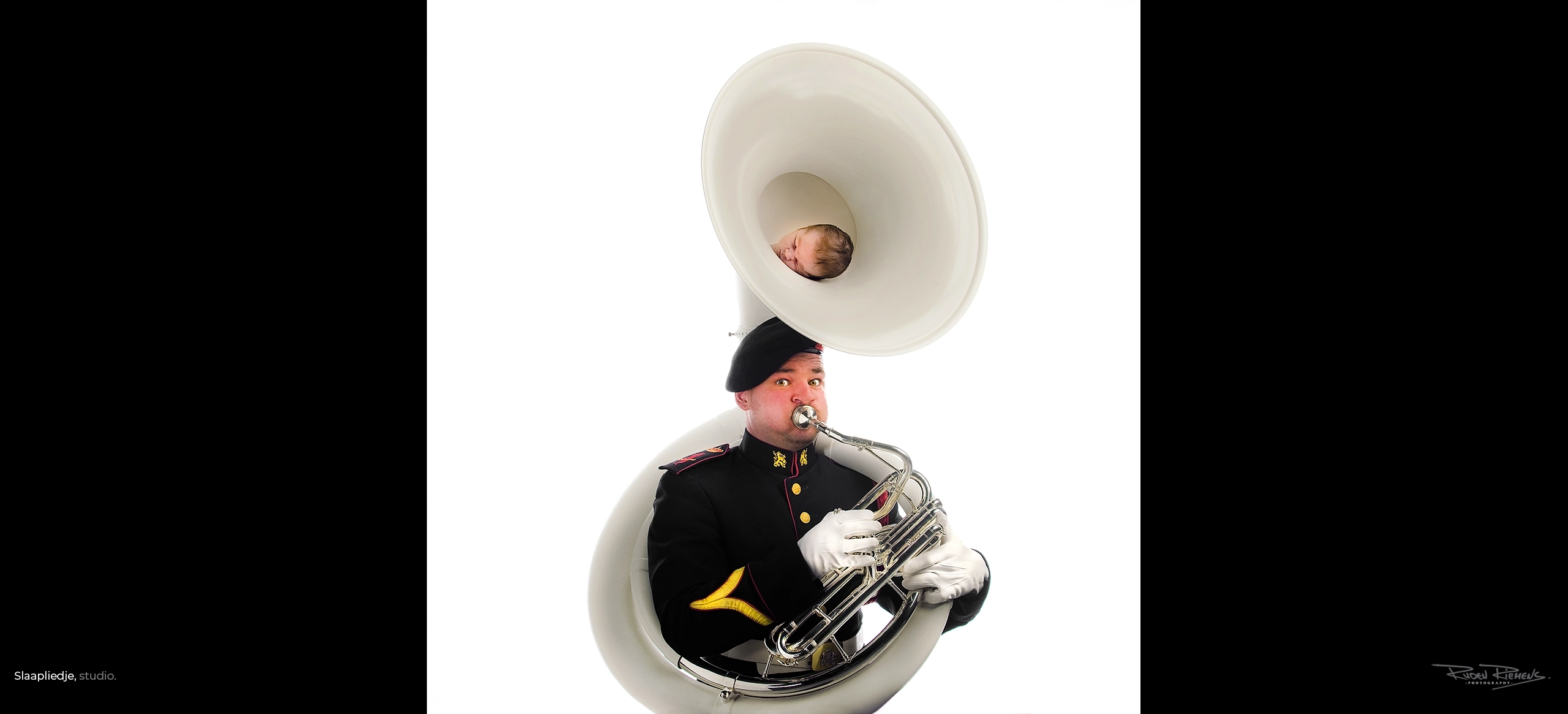 Portret van trombone blazer met zijn pasgeboren dochter, Ruden Riemens Photography Rudens.