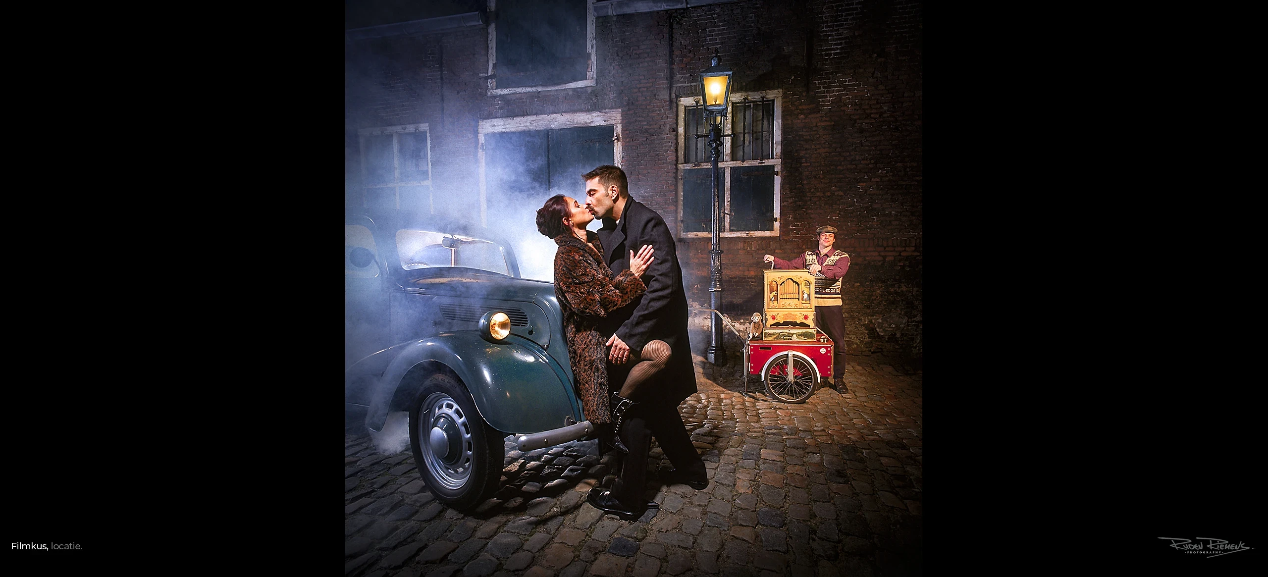 Filmkus op locatie met oldtimer en orgeldraaier, eigen werk van Ruden Riemens Fotografie Rudens.