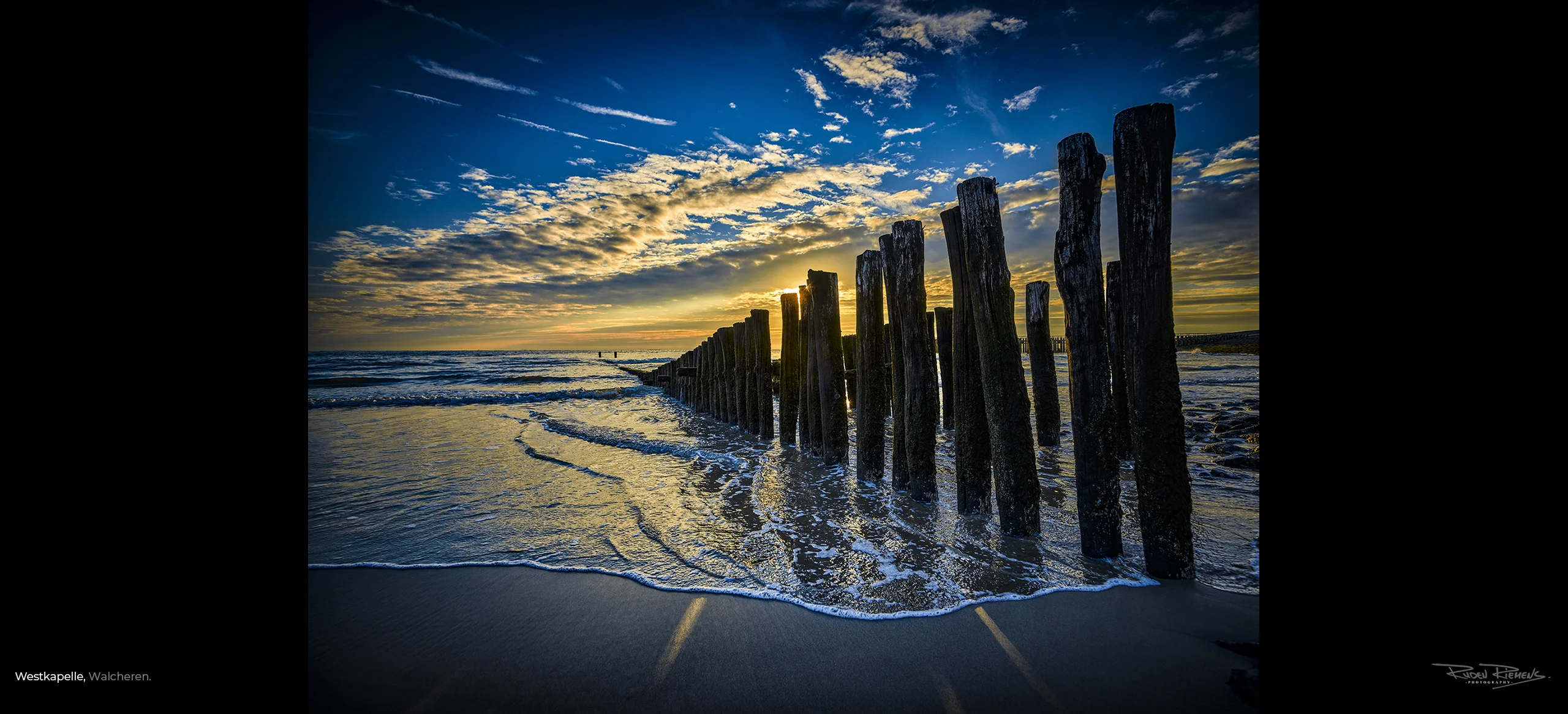 Ruden Riemens fotografeert het landschap in Zeeland voor uw interieur zoals deze foto van een typisch Zeeuws paalhoofd aan de kust bij Westkapelle.