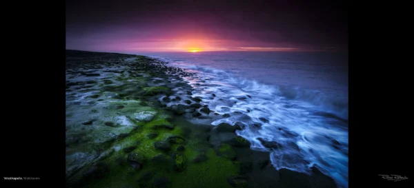 Ruden Riemens fotografeert Zeeland op zijn mooist, hier een avondfoto van een rollende golf op de groen gekleurde zeedijk bij Westkapelle, bekend uit De Zeelandkalender.