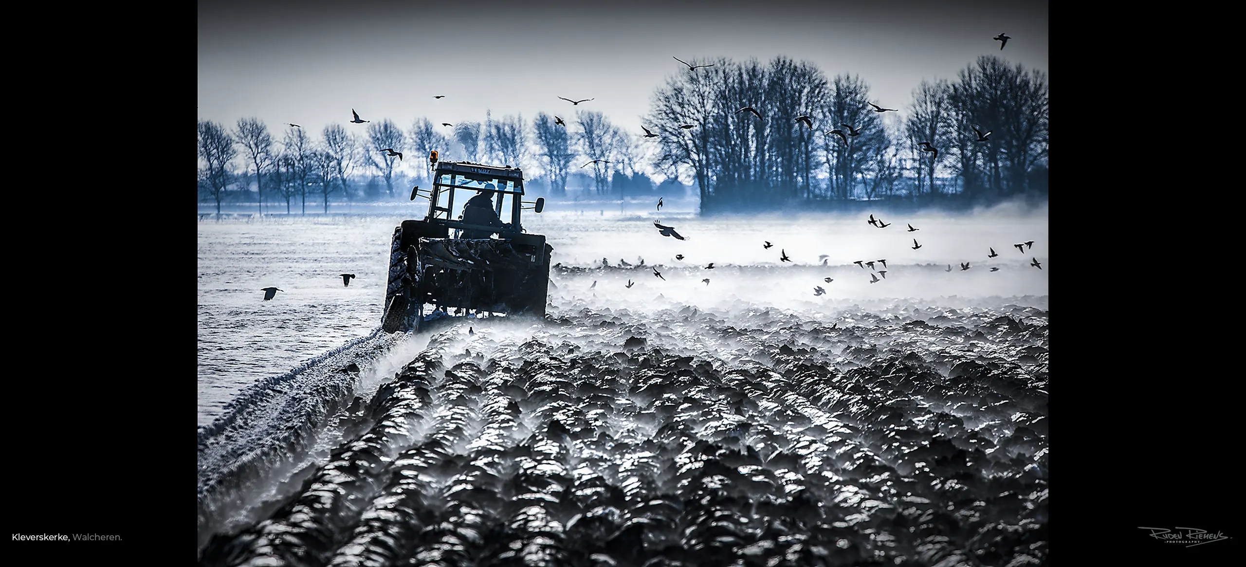 Winterfoto van een ploegende tractor in de Zeeuwse klei bij Kleverskerke, gemaakt door De Zeelandfotograaf Ruden Riemens.