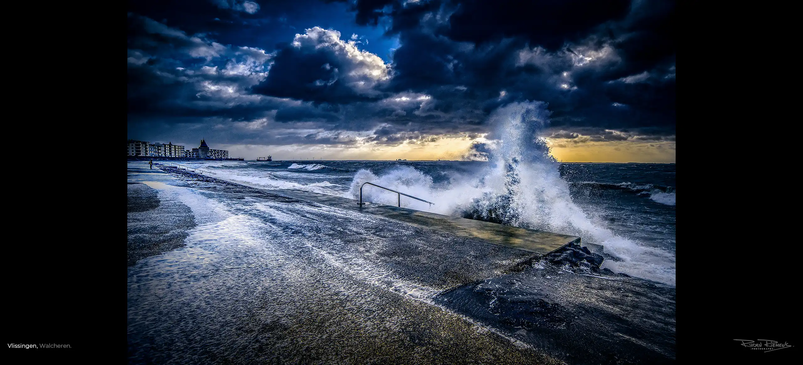 Brekende golf op de boulevard van Vlissingen Zeeland, Ruden Riemens Fotografie Zeeland Kleur.