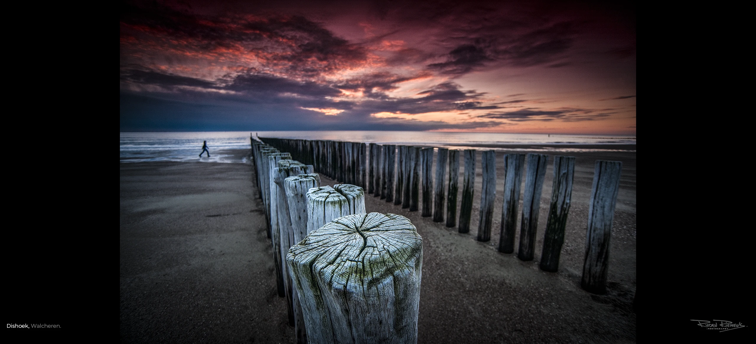 Een foto voor aan de muur, paalhoofd op het strand van Dishoek, een plaatsje aan de Zeeuwse kust, Ruden Riemens Photography Zealand Color.