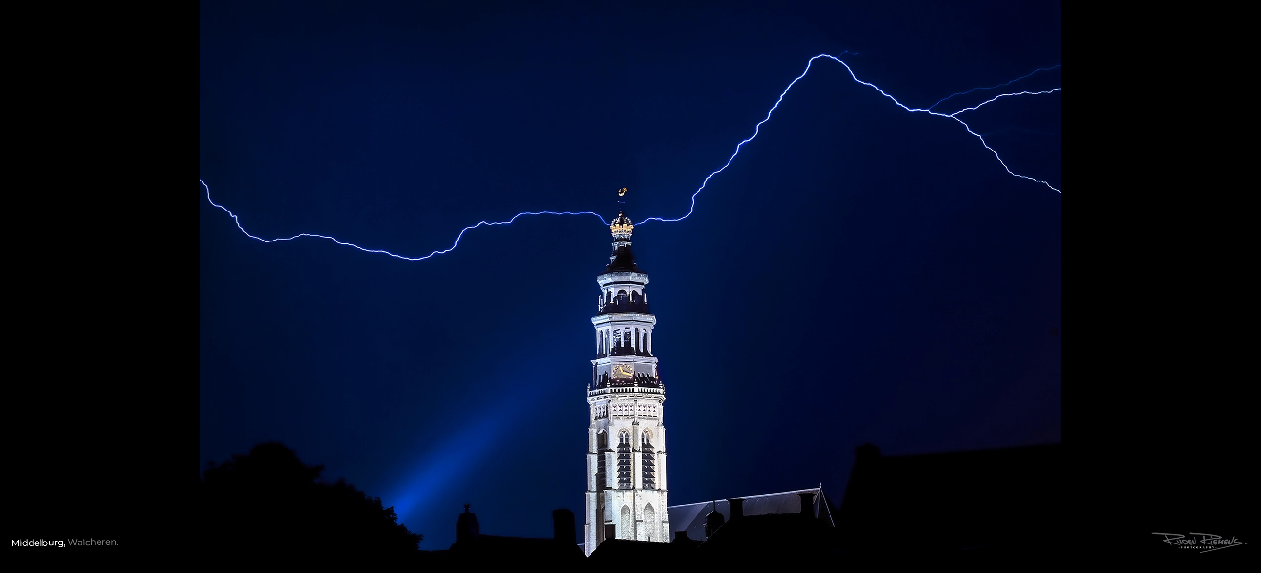 De Lange Jan te Middelburg getroffen door de bliksem tijdens nachtelijk onweer, Ruden Riemens Fotografie Zeeland Kleur.
