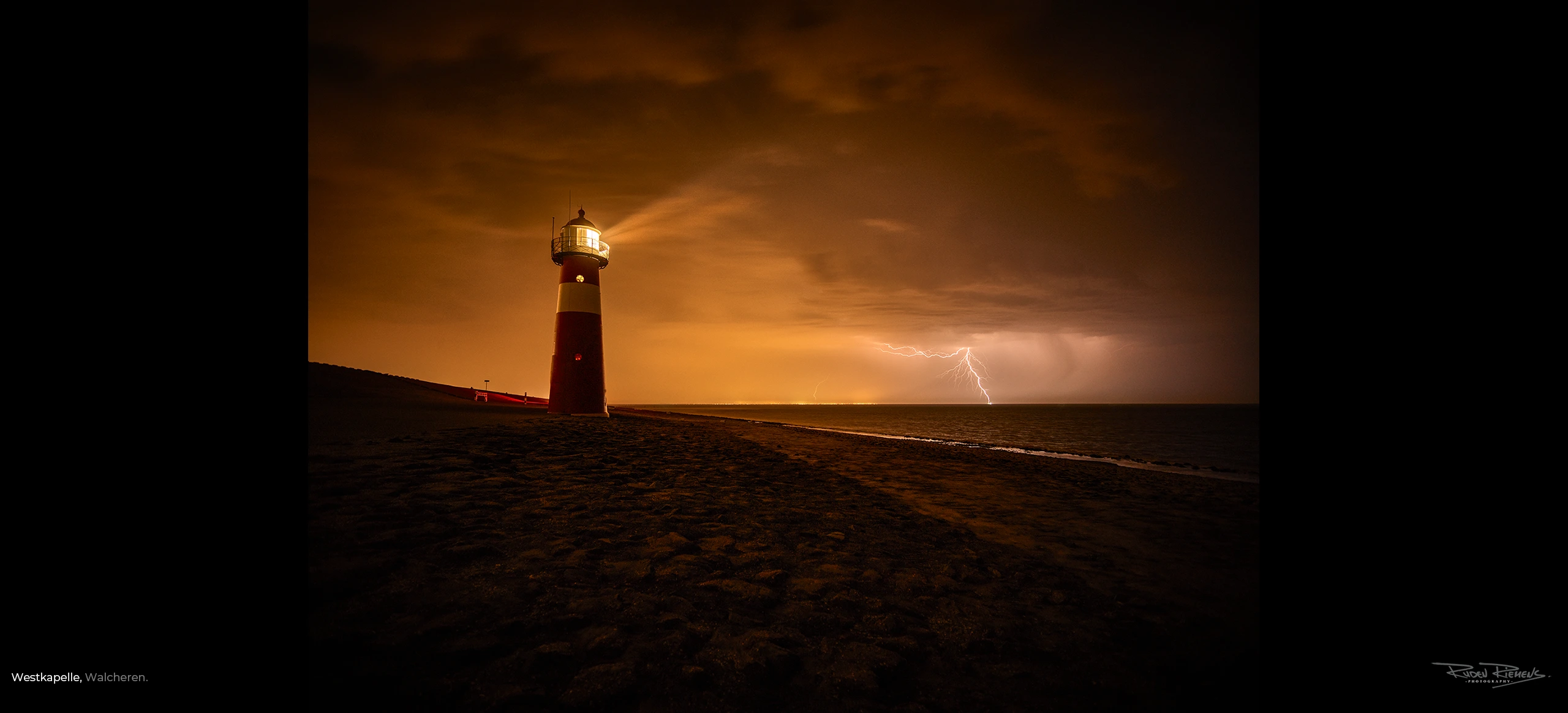Vuurtoren 't Hoge Licht te Westkapelle Zeeland tijdens nachtelijk onweer, een mooie foto voor aan de muur als wandbehang, op canvas of ingelijst, rudenriemens.com.