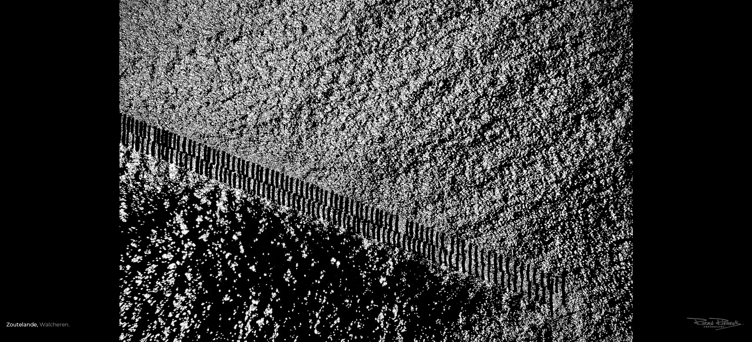 Ruden Riemens fotografeerde dit Zeeuwse paalhoofd in zee vanuit de lucht boven Zoutelande in Zeeland.