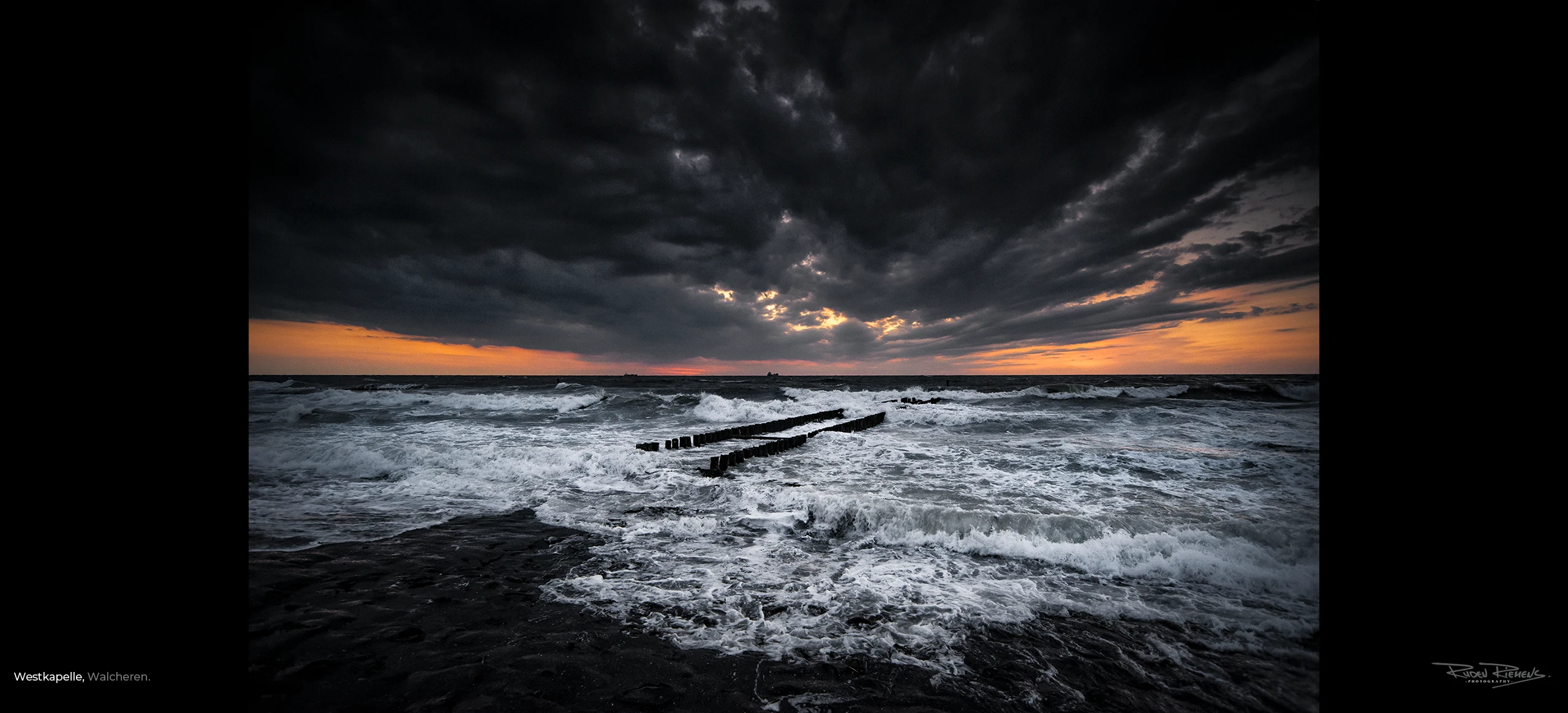 Stormachtige zee met dreigende avondlucht aan de kust van Westkapelle Zeeland, een sieraad voor uw bedrijfsinterieur of thuis aan de muur, foto gemaakt door Ruden Riemens fotograaf.