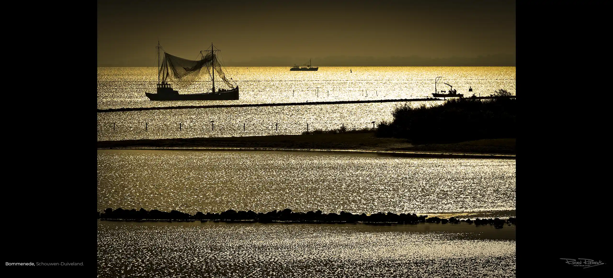 Visserij in Zeeland, fuiken lichten in het gouden licht van De Grevelingen bij Bommenede in Schouwen-Duiveland, Ruden Riemens Fotografie Zeeland Kleur