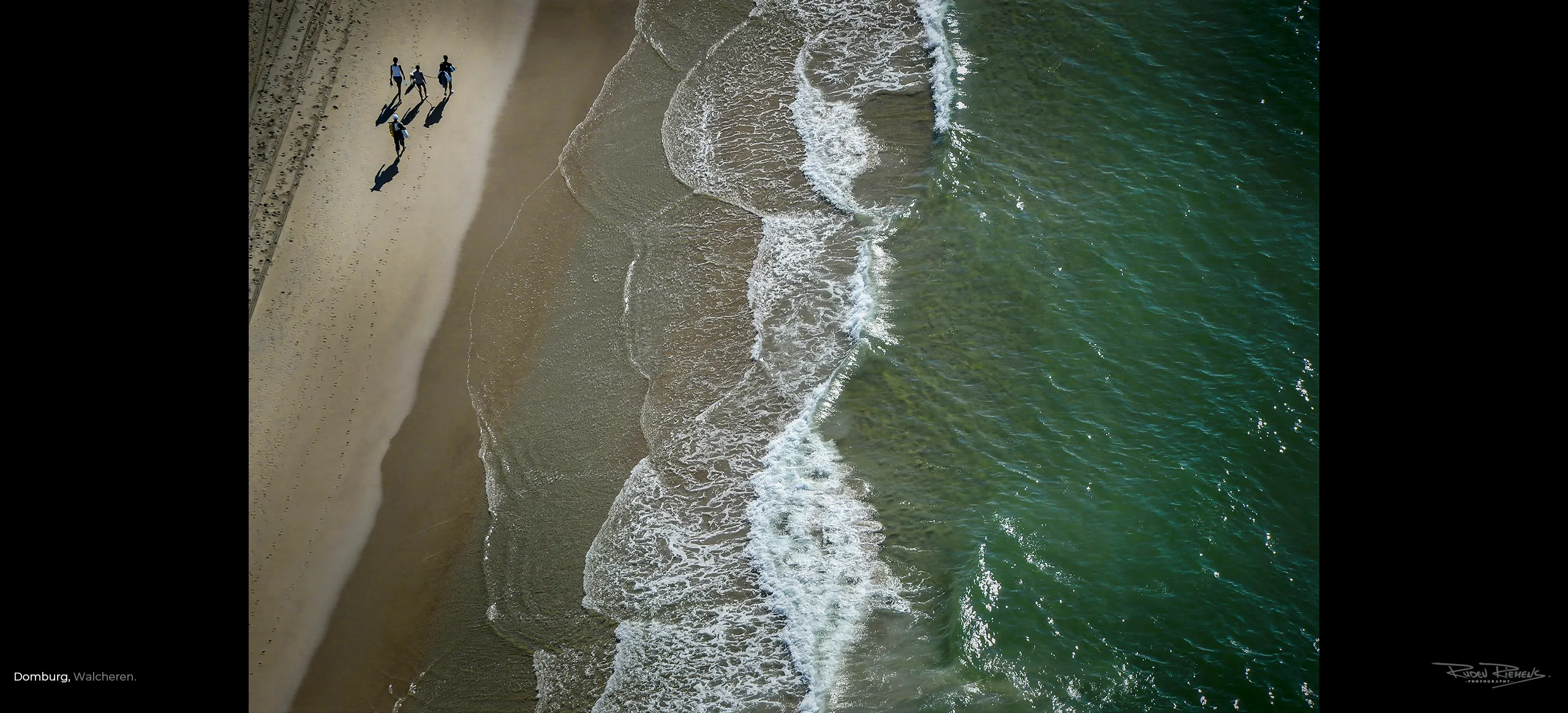Luchtfoto van wandelaars op het strand langs de kust van Domburg, Ruden Riemens Photography Zealand Color.