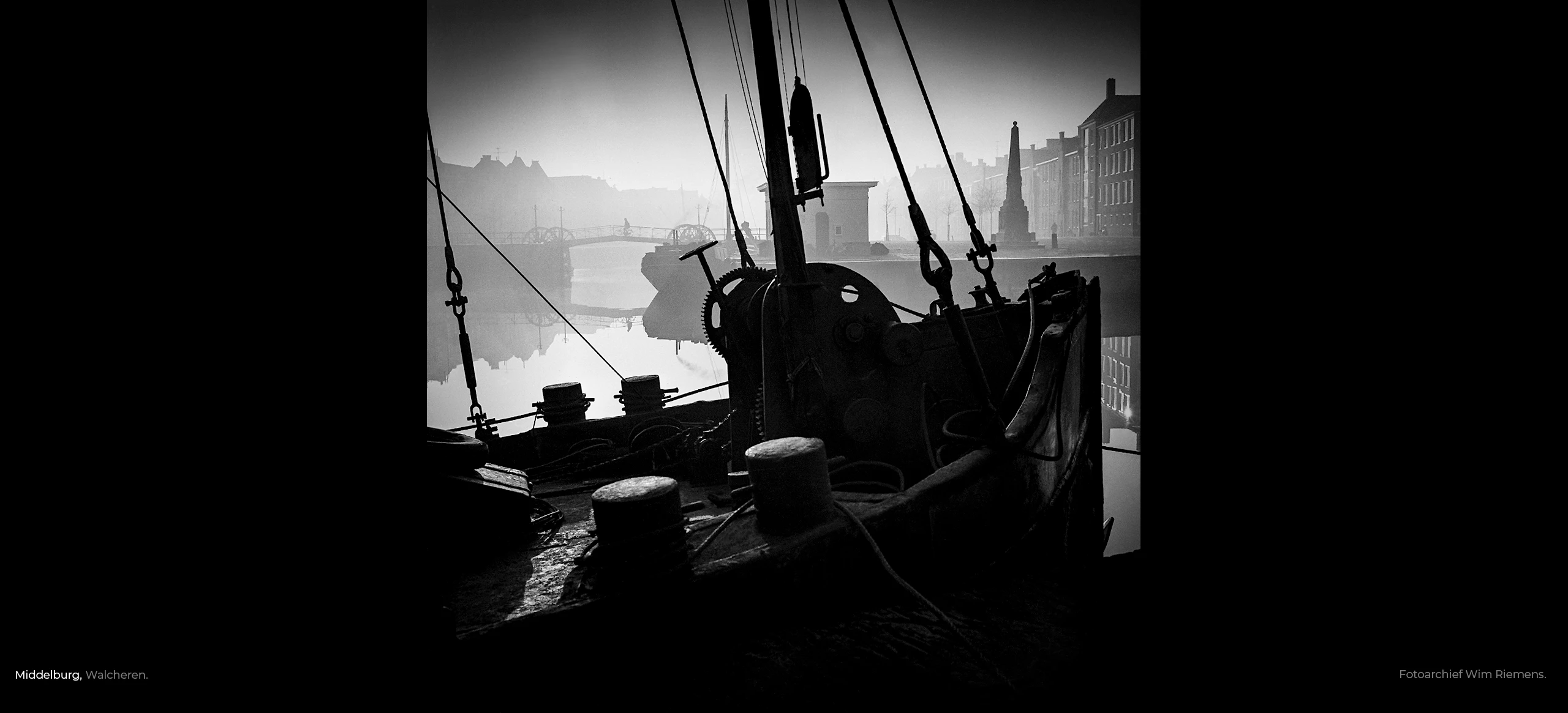 Schip aan de Middelburgse kade met spijkerbrug, foto Wim Riemens.