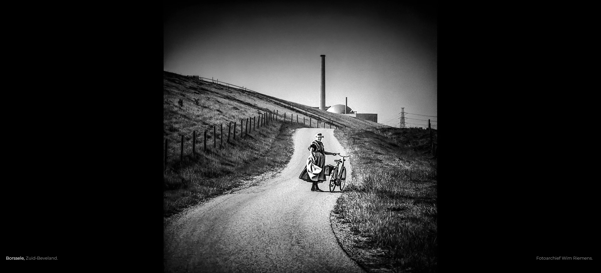 Boerin in Zeeuwse klederdracht uit Borsele voor de pas gebouwde EPZ-kerncentrale, Wim Riemens fotografie.