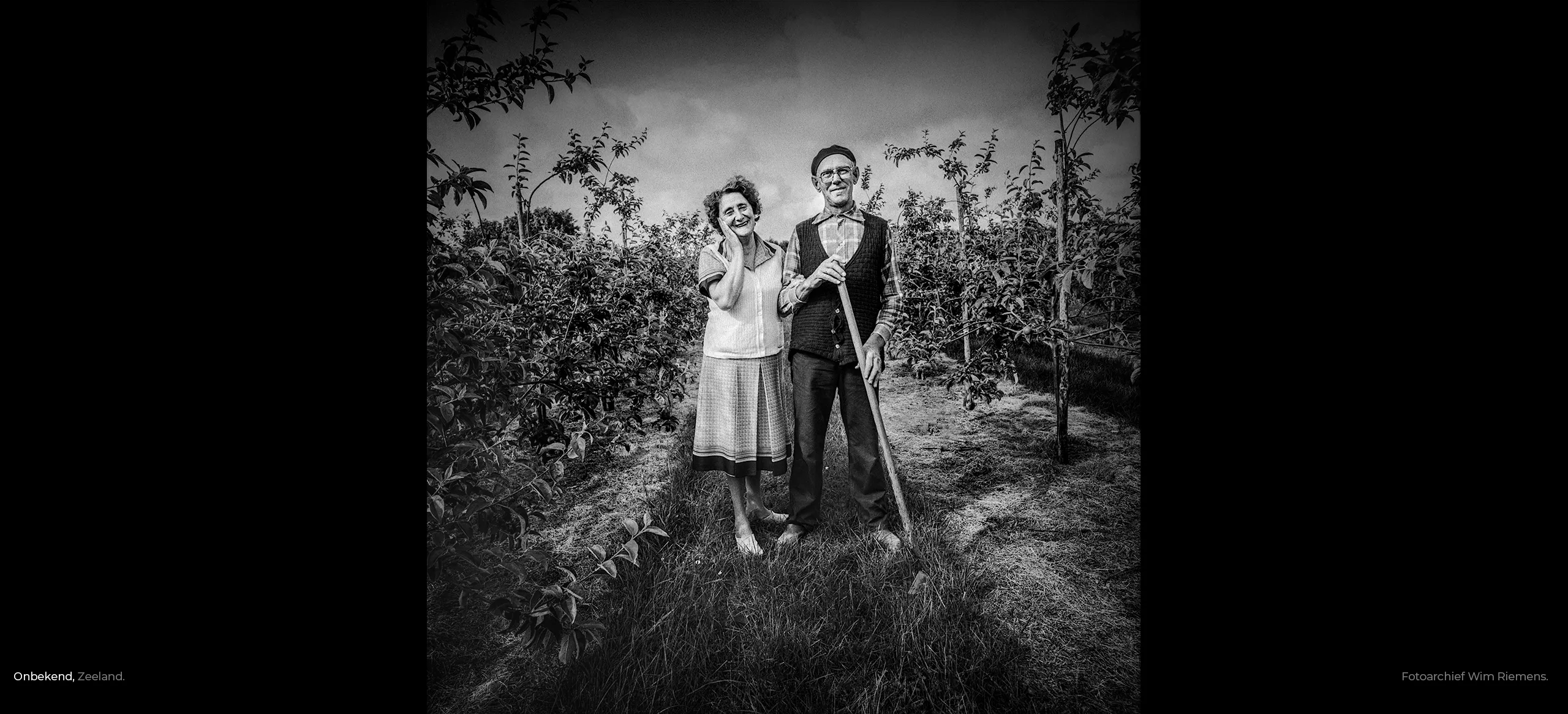 Vertederende foto van een ouder echtpaar in de boomgaard ergens in Zeeland, Wim Riemens fotografie.