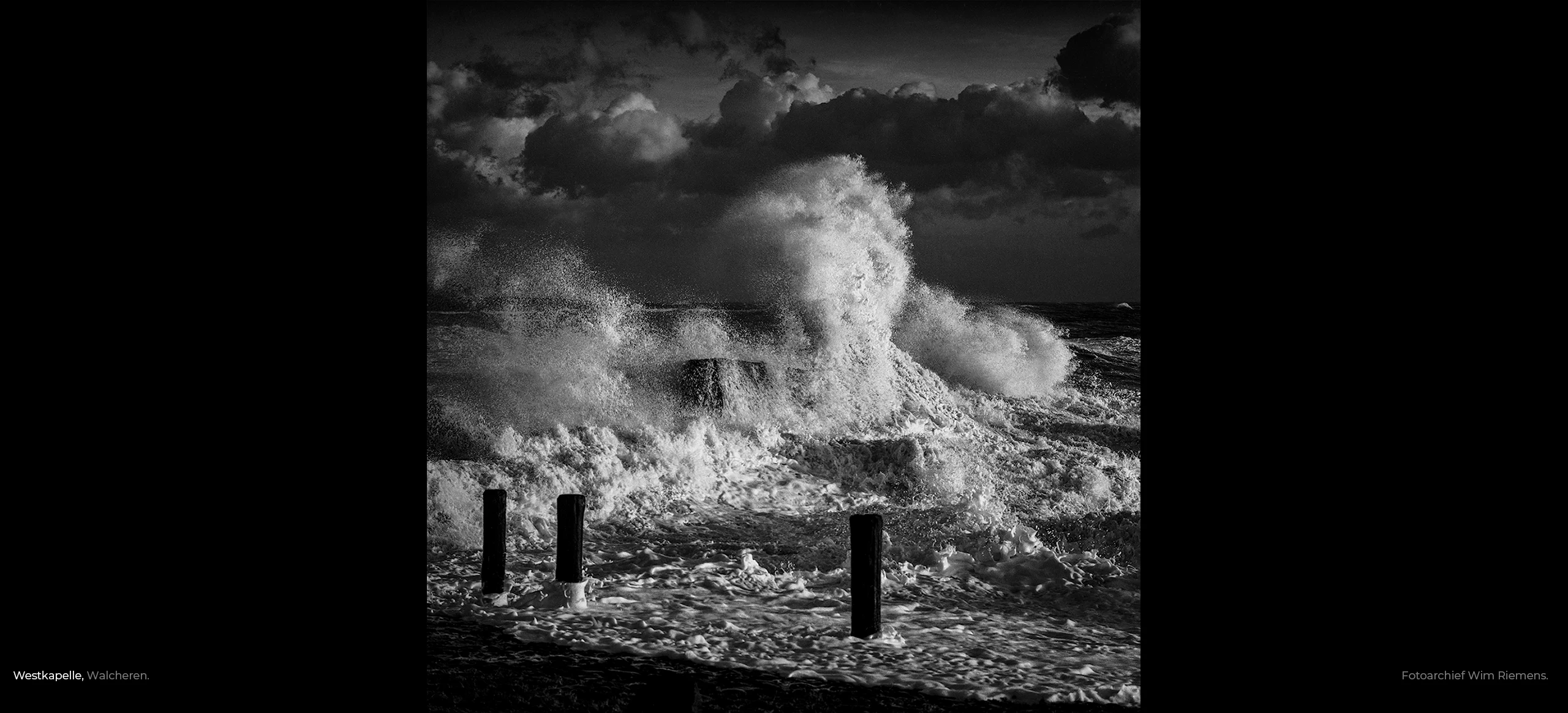 Woeste golven tijdens storm voor de kust van Westkapelle in Zeeland, fotoarchief Wim Riemens.