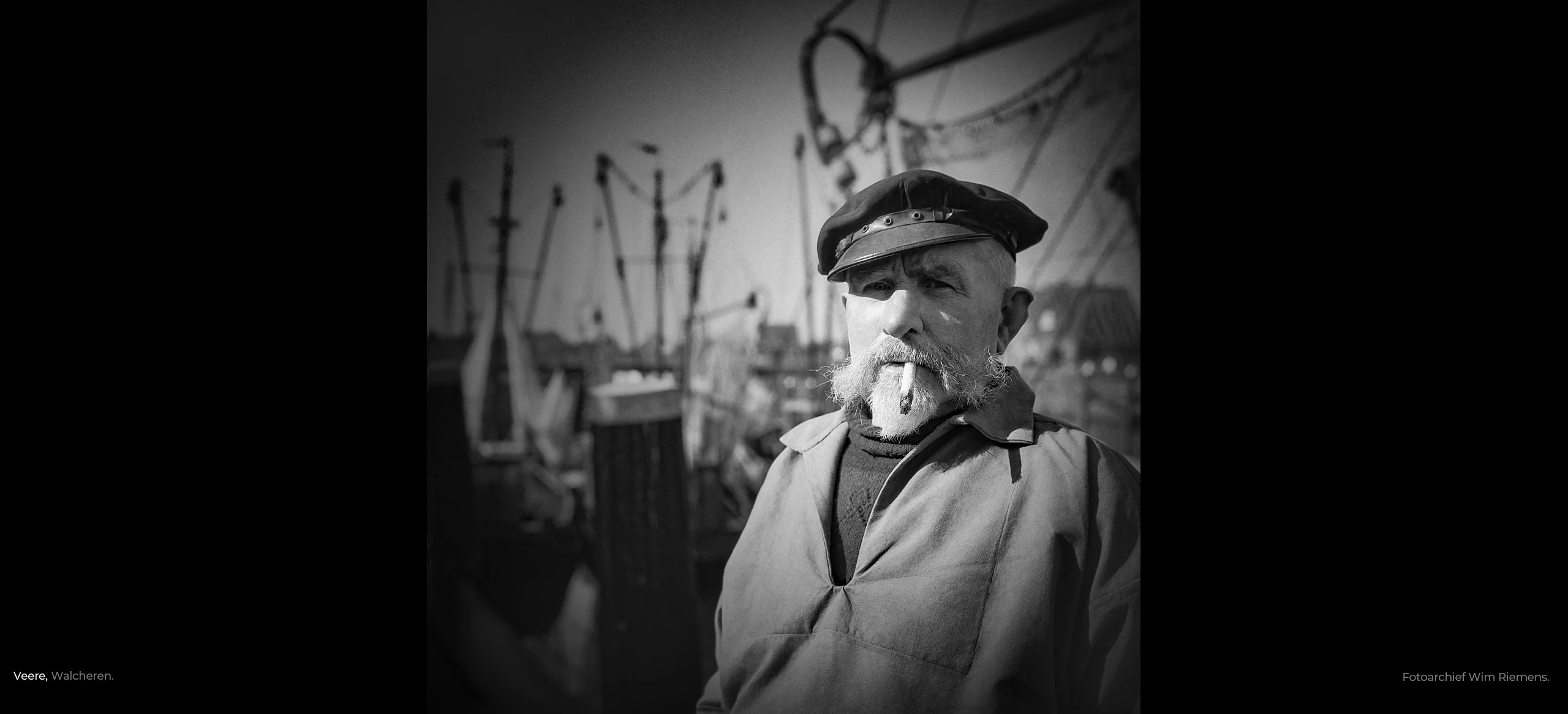 Portret van een visser op de kade in Veere te Zeeland, fotoarchief Wim Riemens.