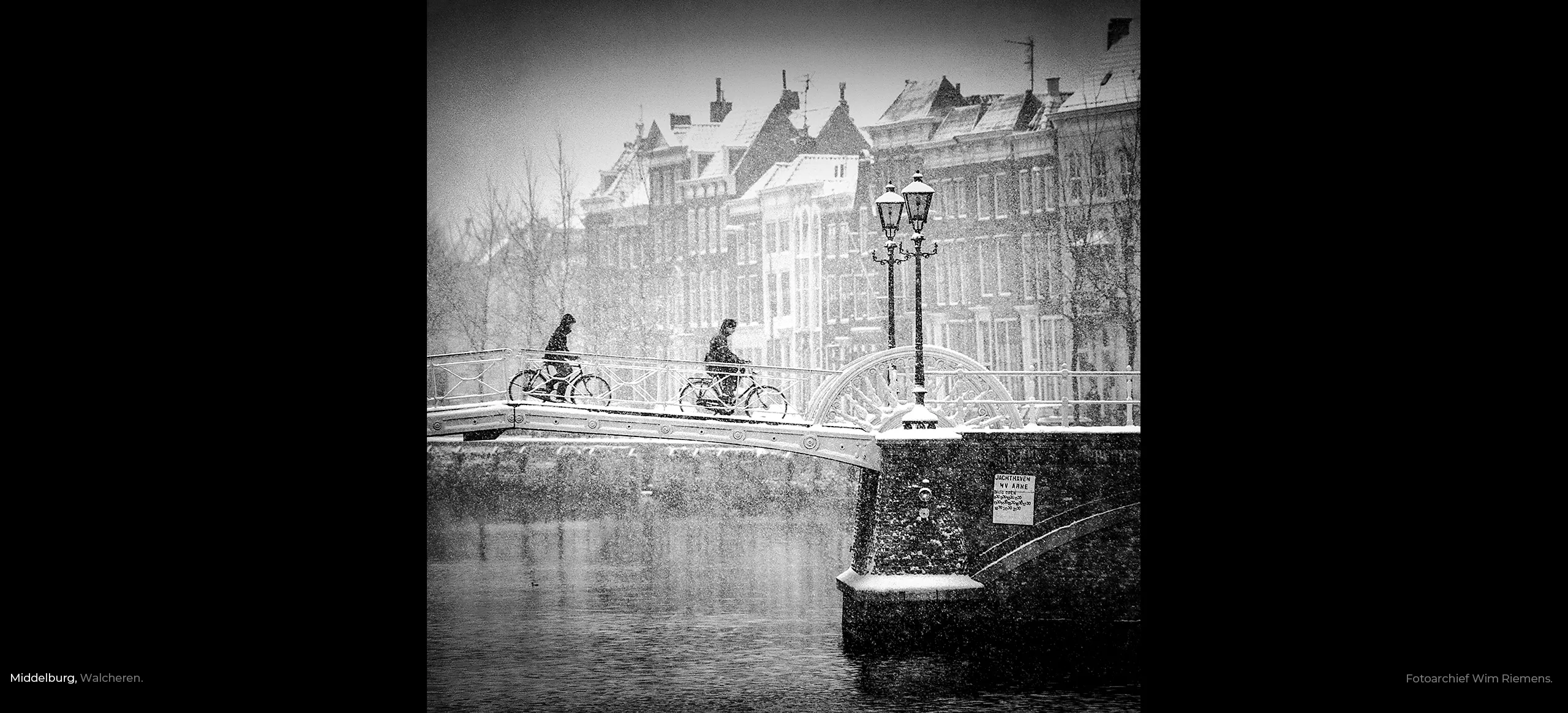 Spijkerbrug te Middelburg met fietsers in de sneeuw, Wim Riemens fotografie.