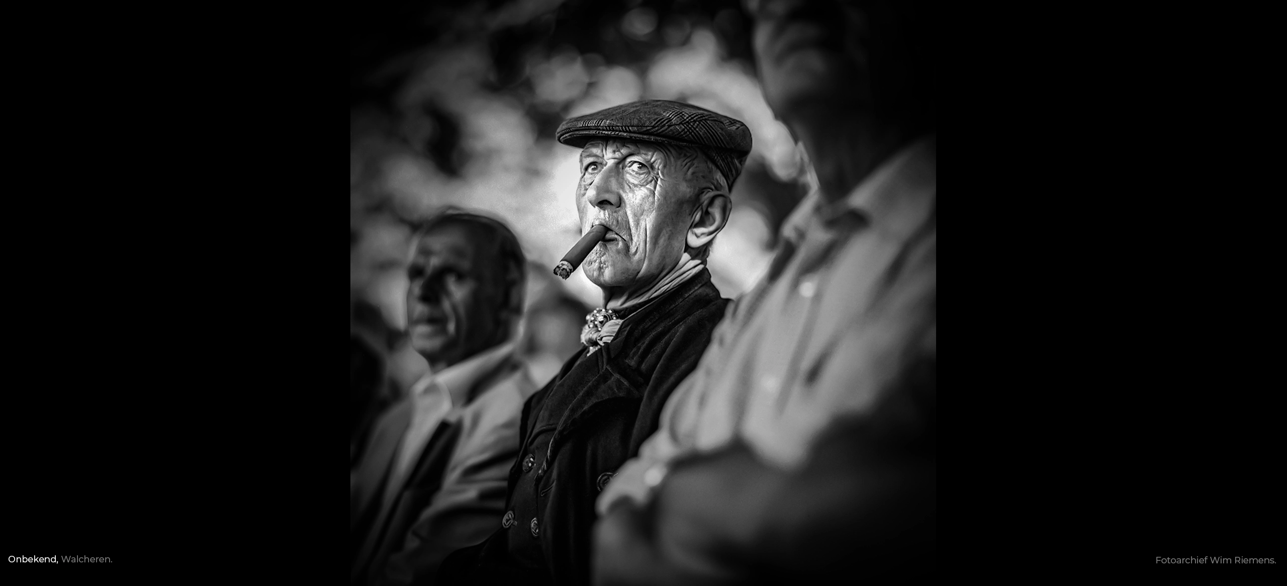 Walcherse boer in Zeeuwse klederdracht rookt sigaar, archief Wim Riemens.