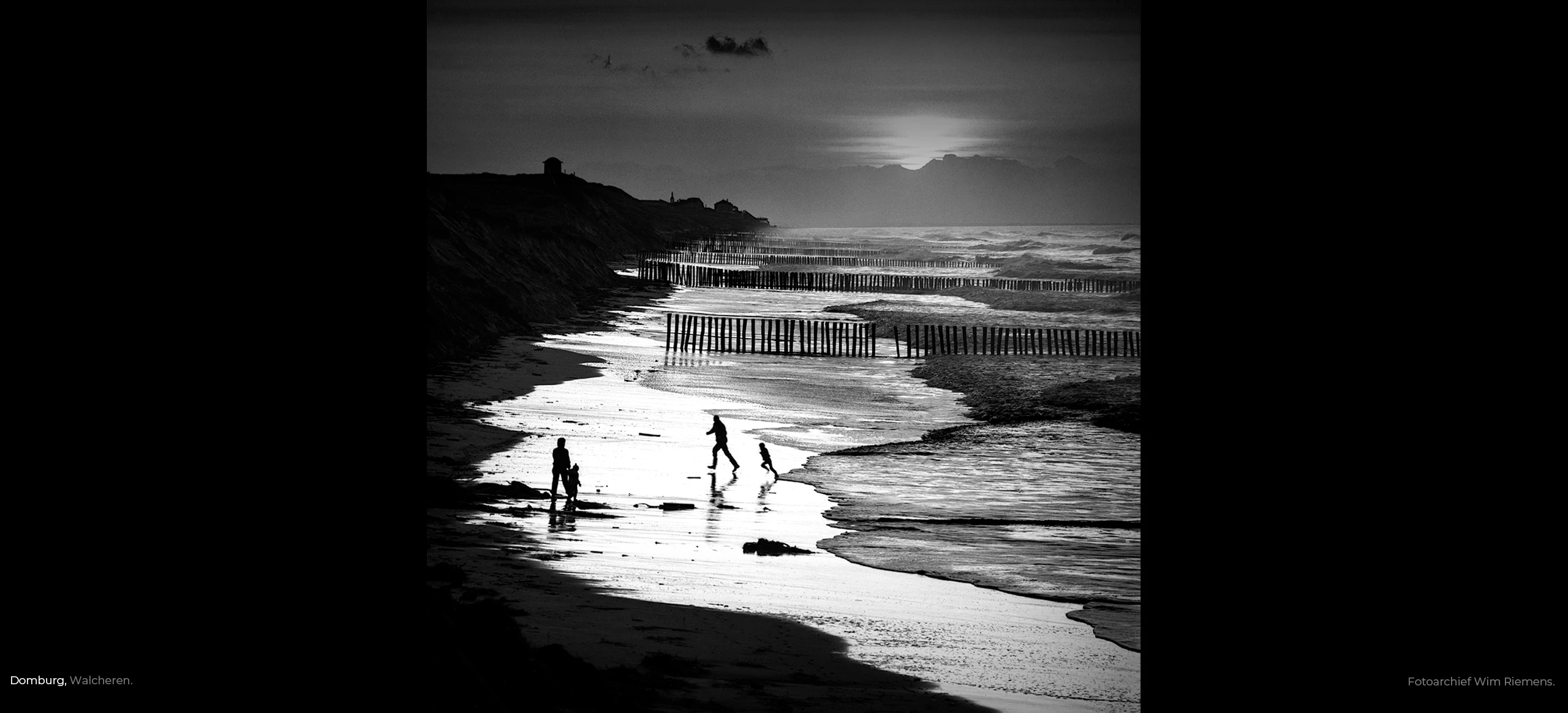 Zicht richting Domburg op stormachtige zee met Zeeuwse paalhoofden, foto Wim Riemens.