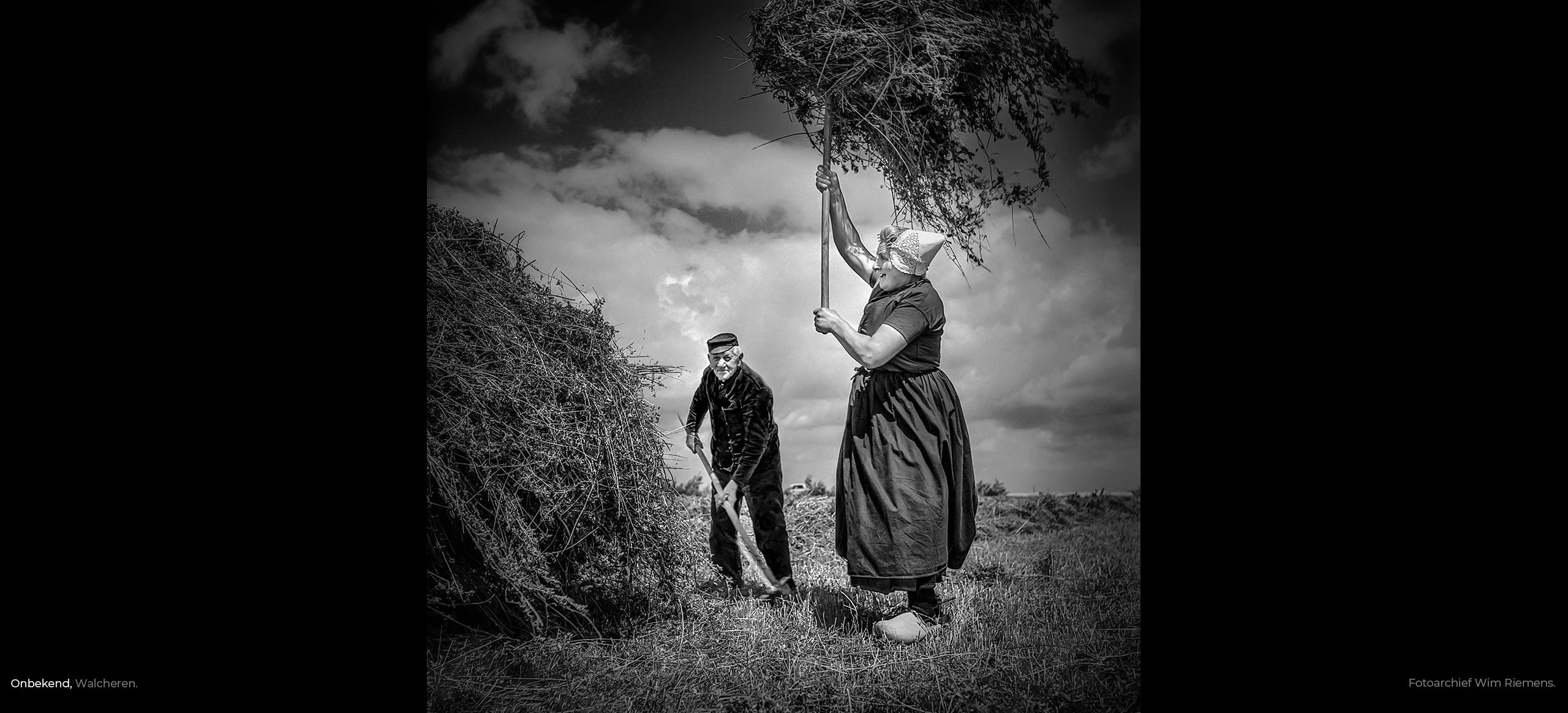 Oud Zeeuws boerenechtpaar in klederdracht aan het werk op de velden, Wim Riemens fotografie.