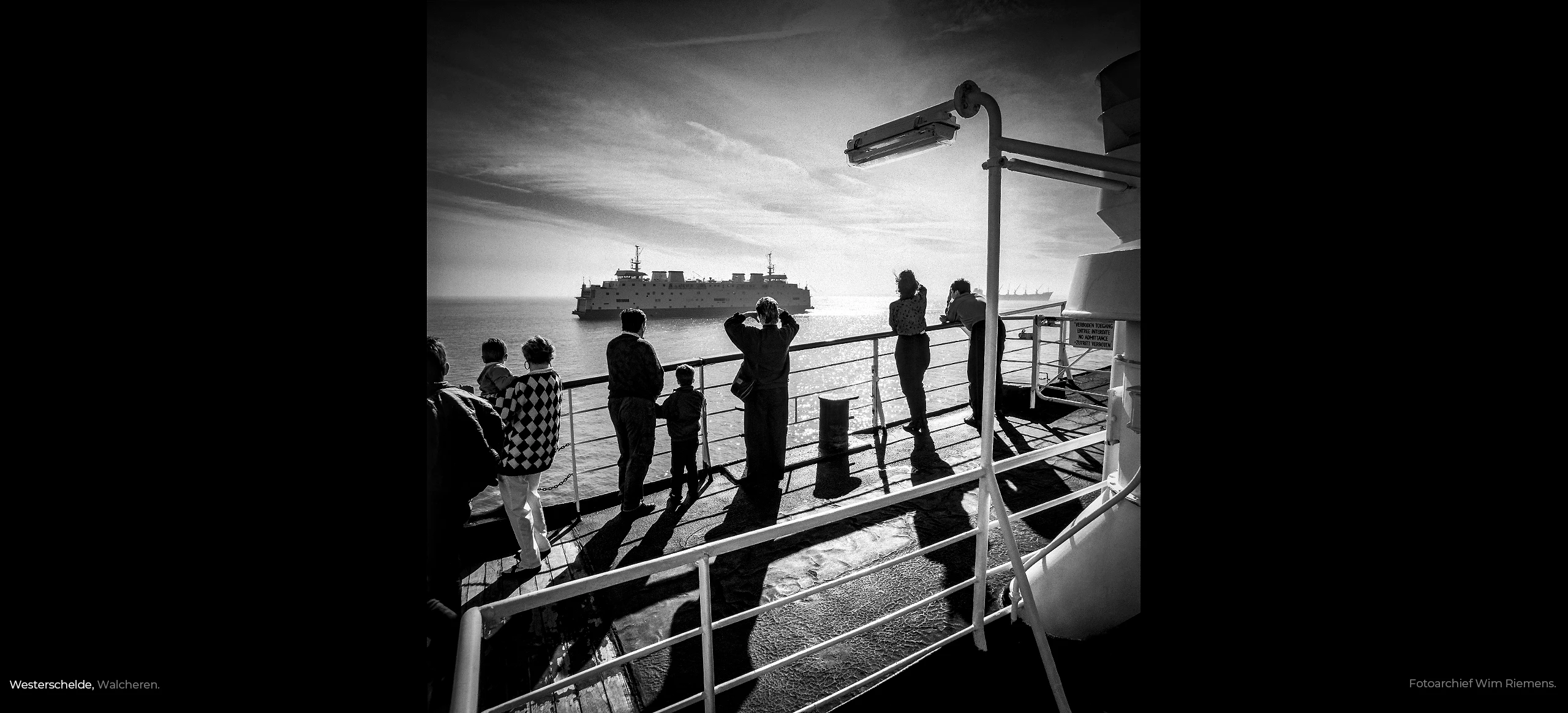 Nostalgische zwart-wit foto van passerende PSD-veerboten vanaf het veer Vlissingen-Breskens uit het archief van Wim Riemens.